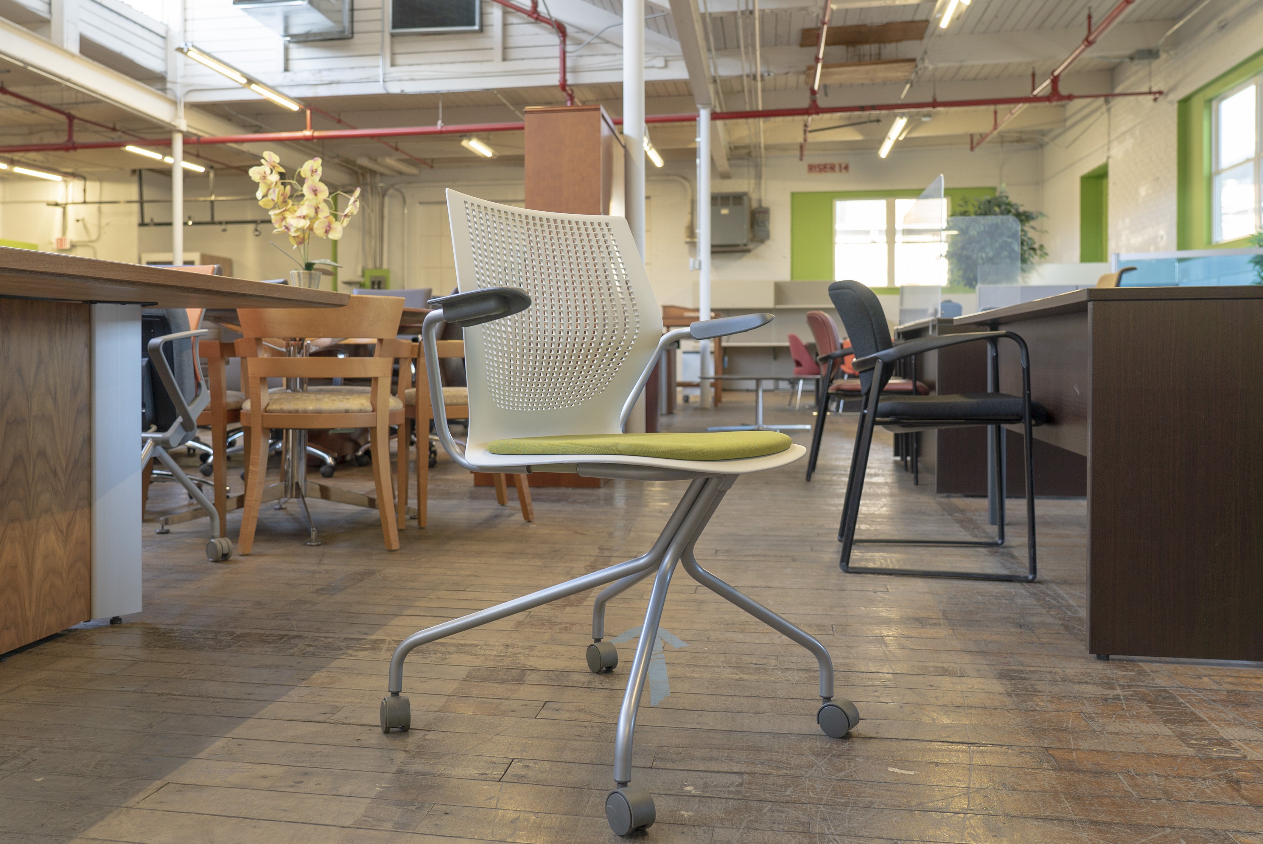 knoll-multigeneration-hybrid-base-chairs