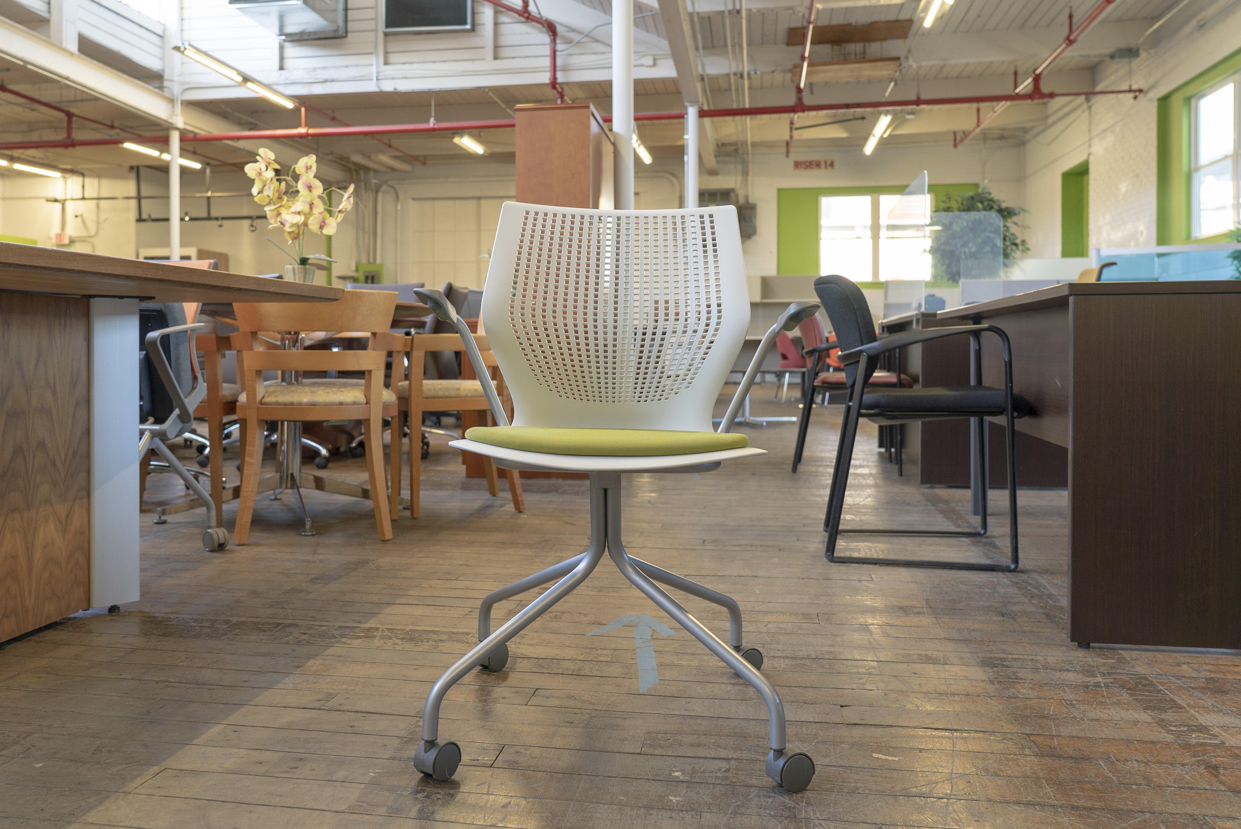 knoll-multigeneration-hybrid-base-chairs