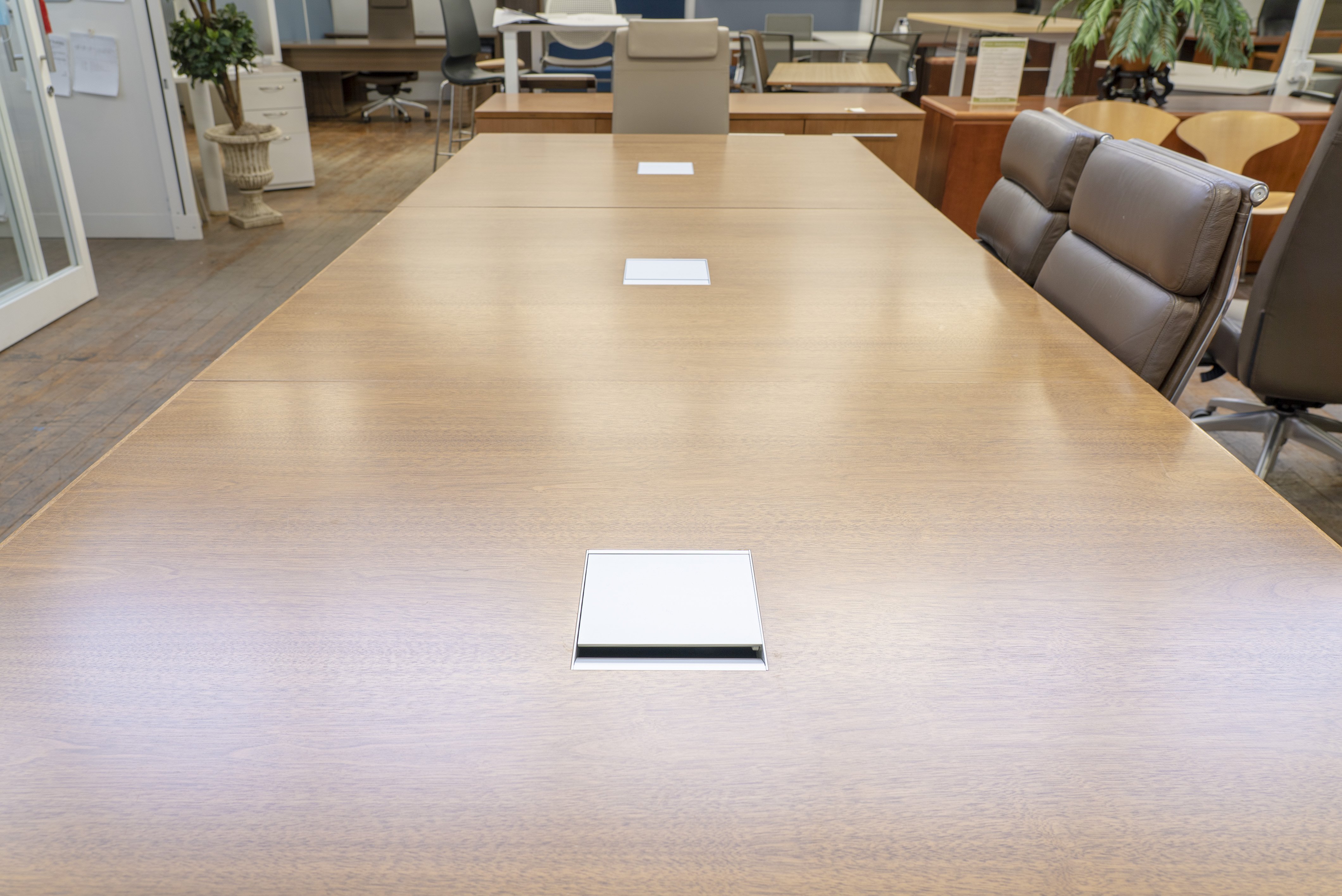nienkamper-vox-12-walnut-conference-table