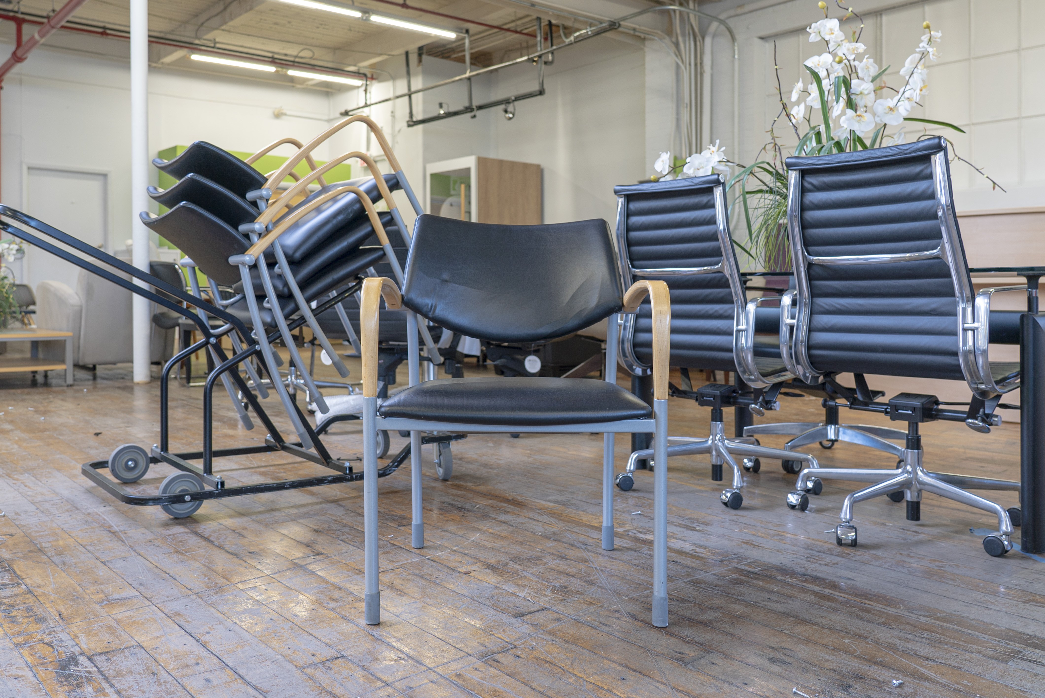 gunlocke-molti-black-leather-guest-chairs