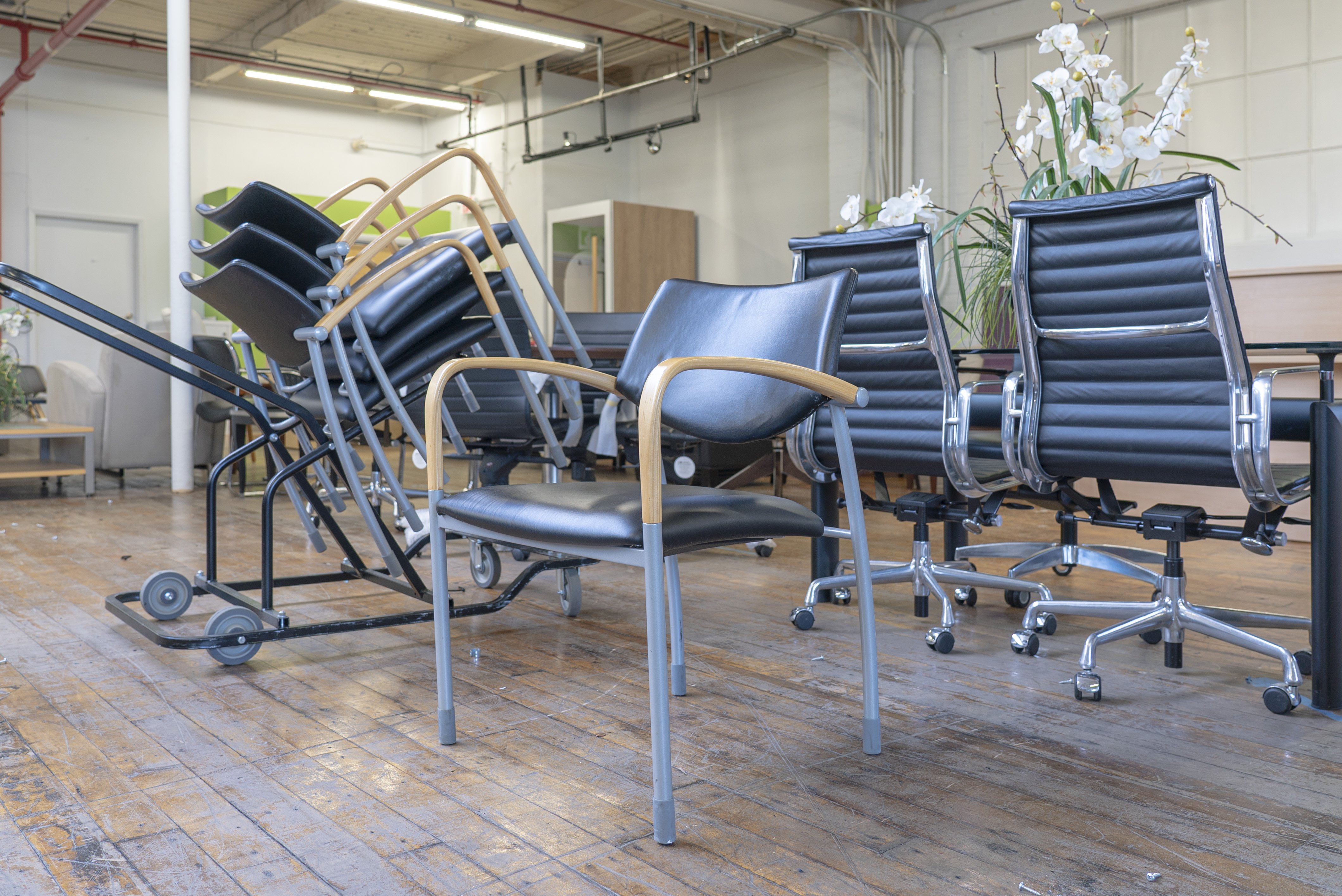 gunlocke-molti-black-leather-guest-chairs