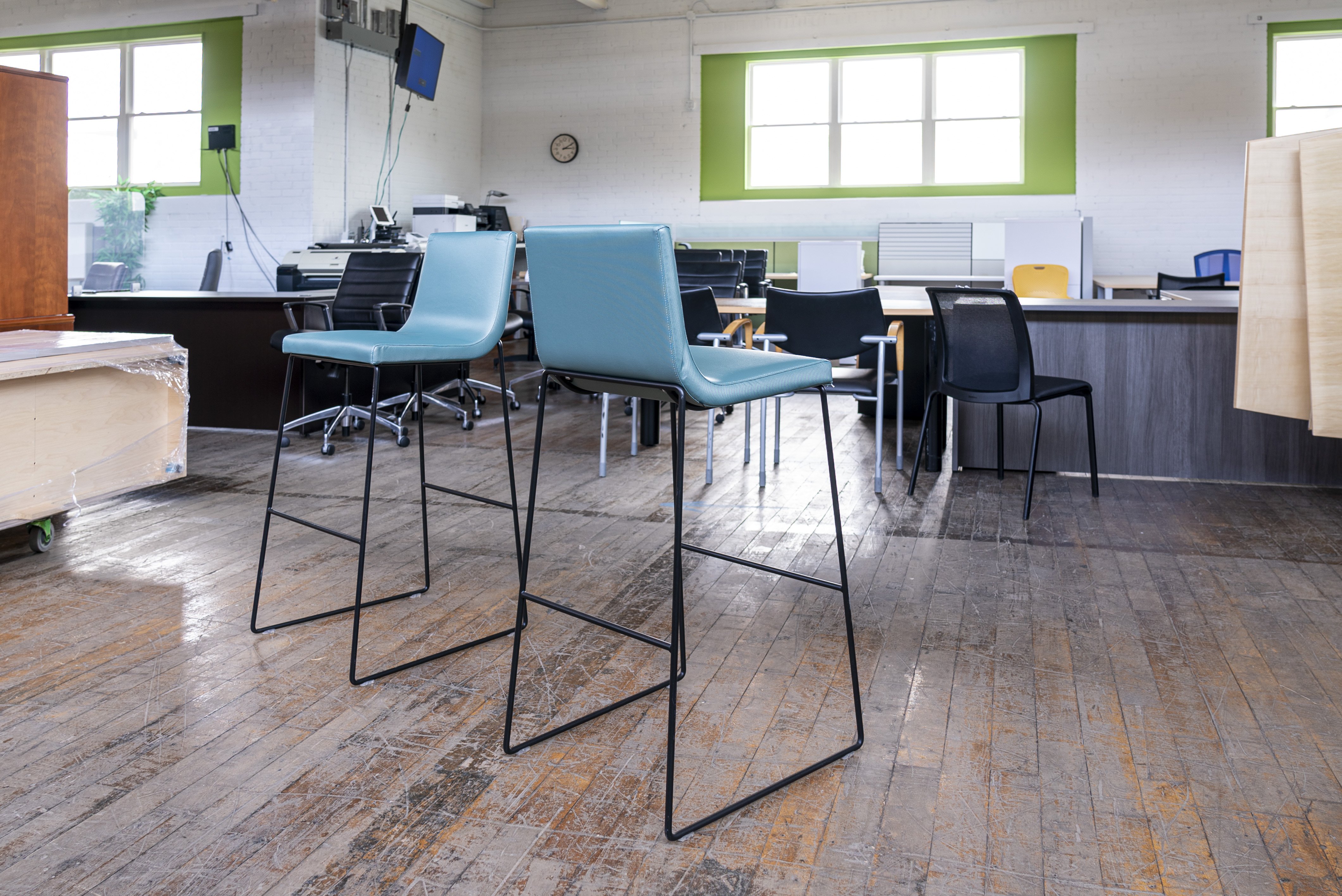 andreu-world-lineal-comfort-bar-stools