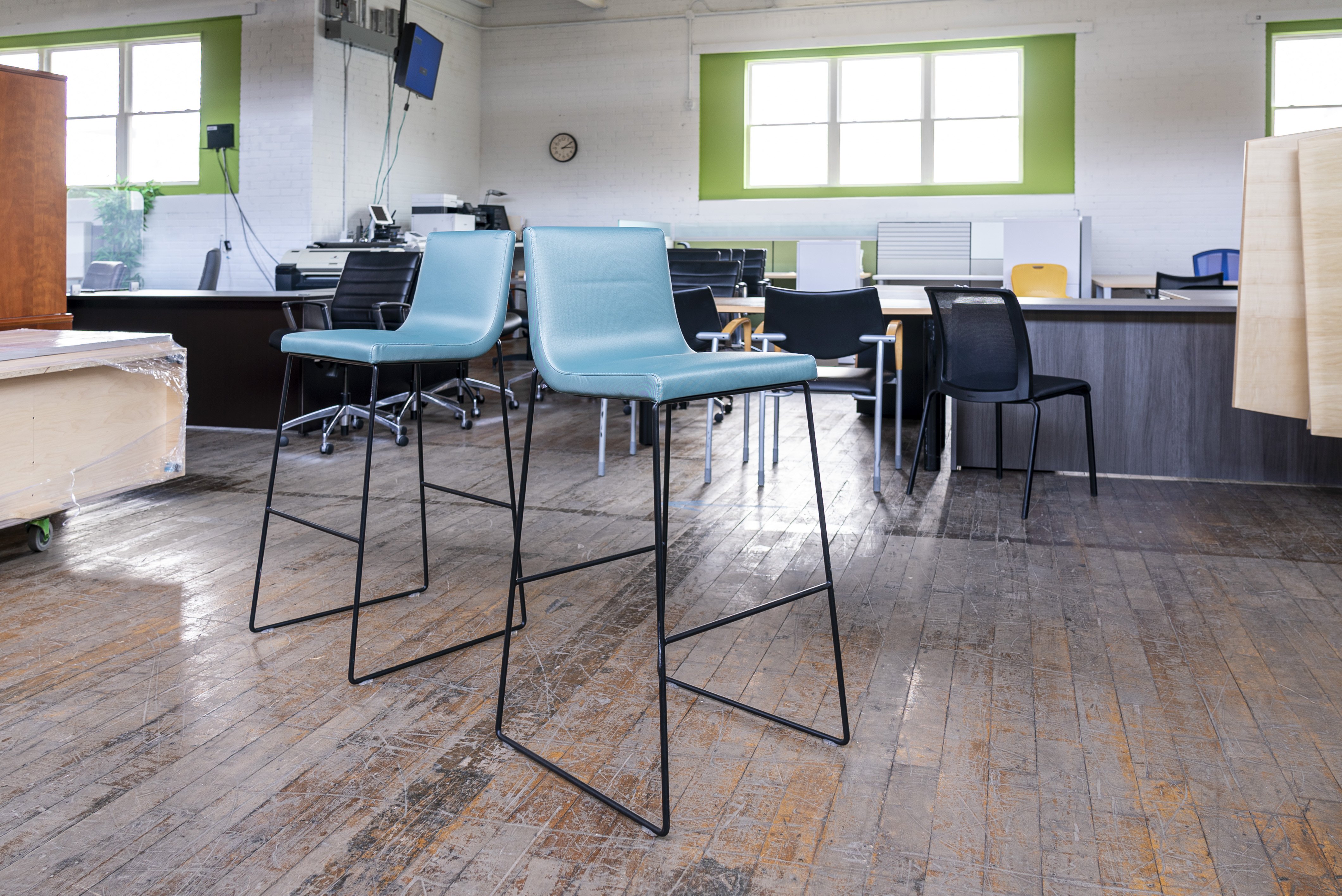 andreu-world-lineal-comfort-bar-stools