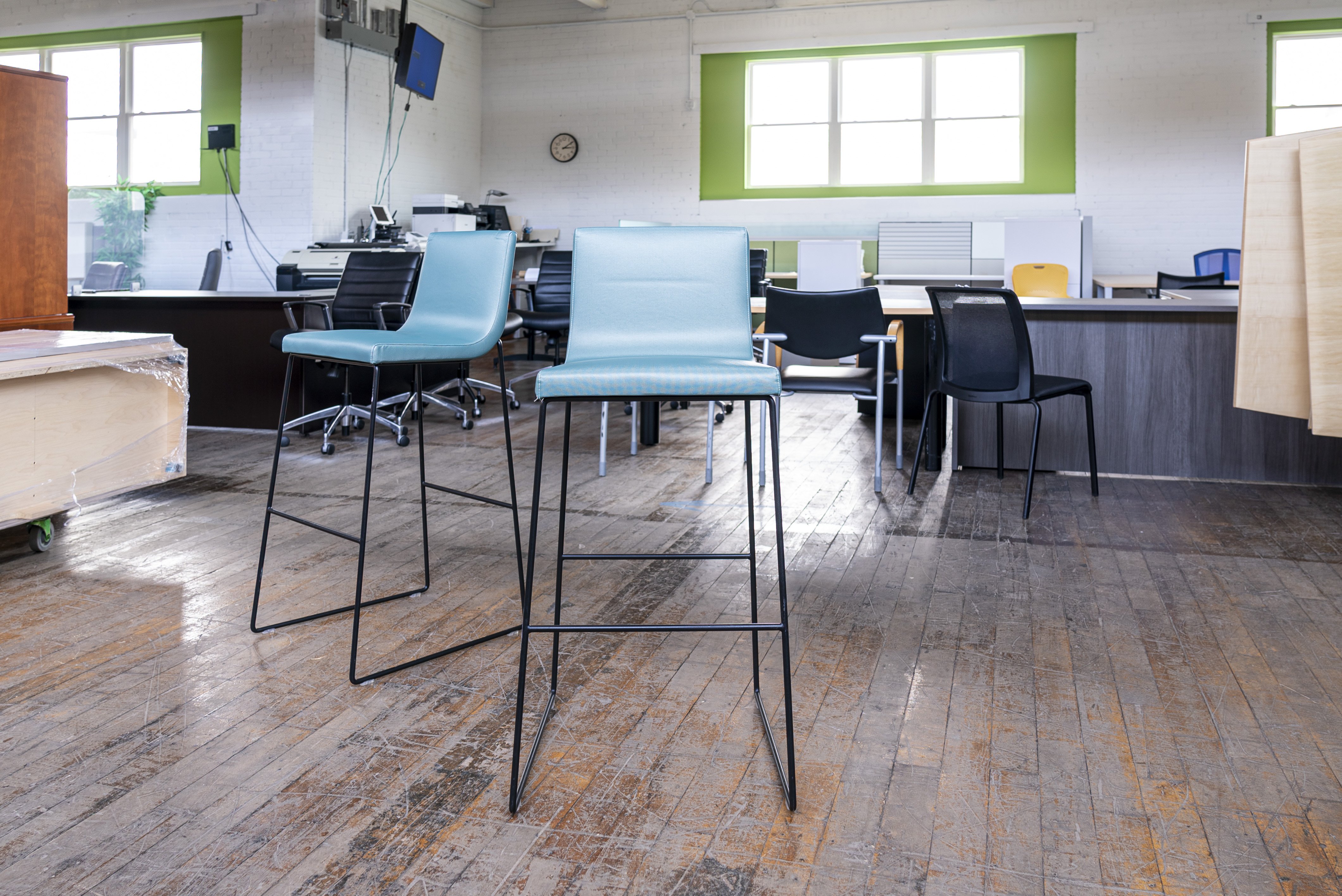 andreu-world-lineal-comfort-bar-stools
