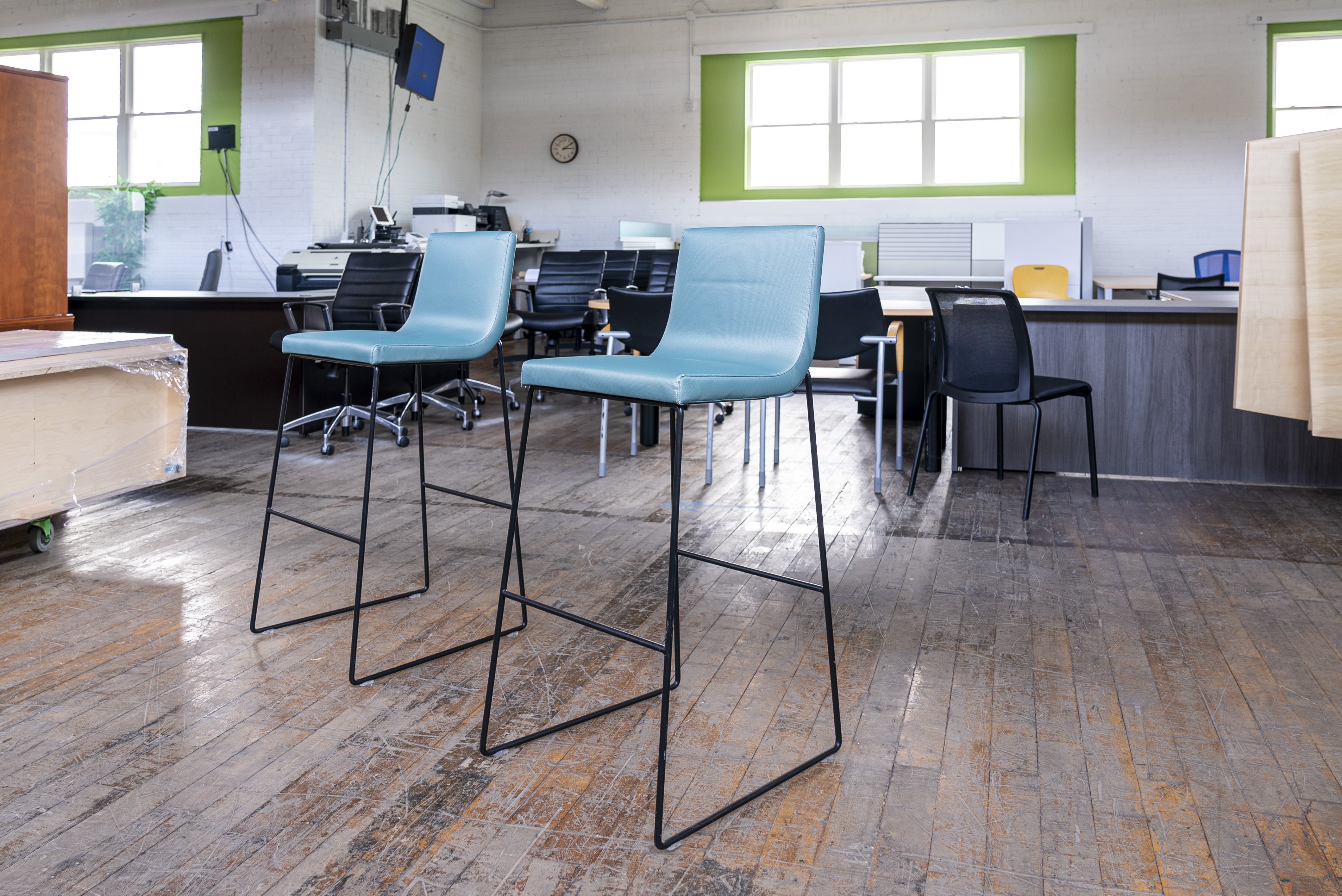 andreu-world-lineal-comfort-bar-stools