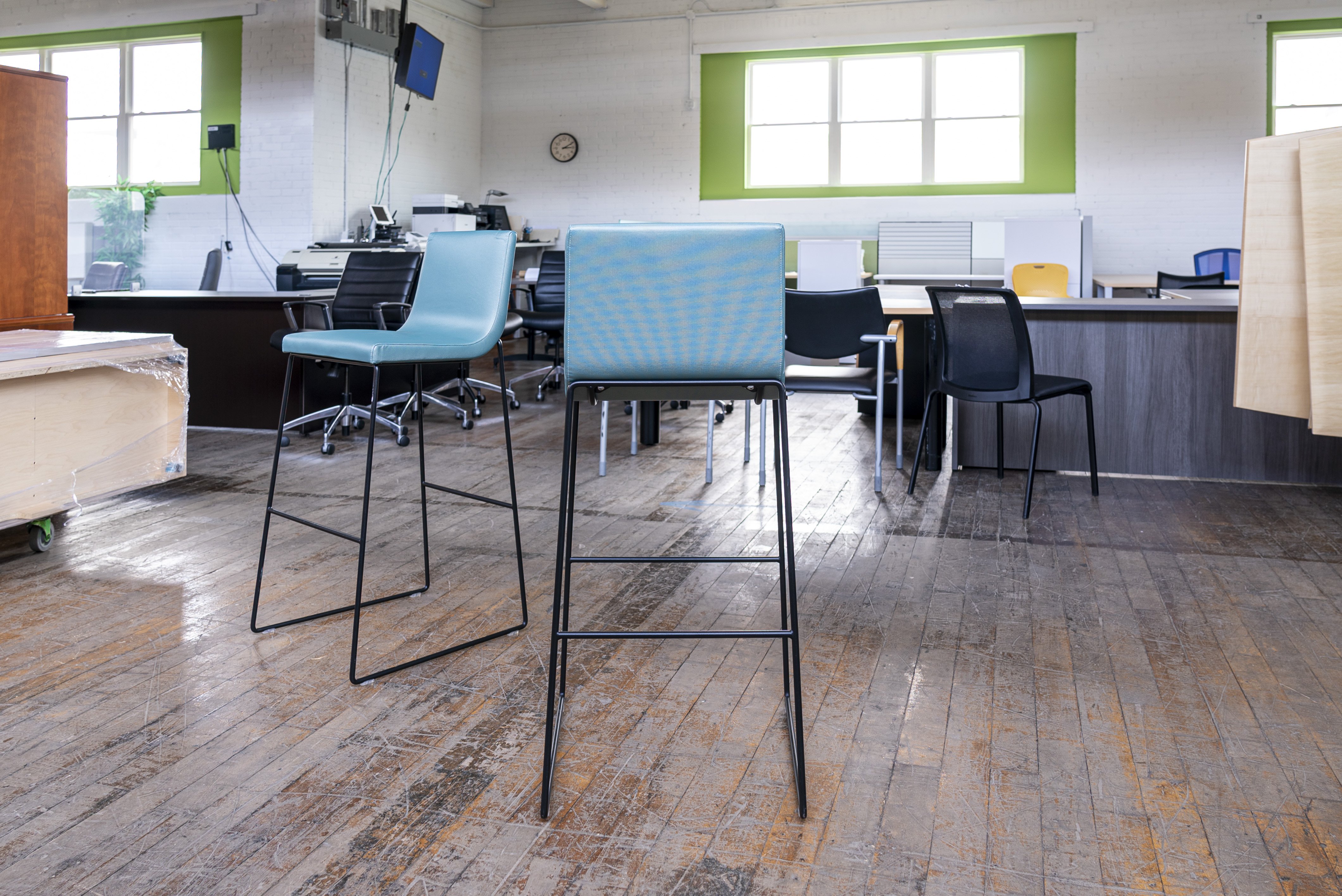 andreu-world-lineal-comfort-bar-stools