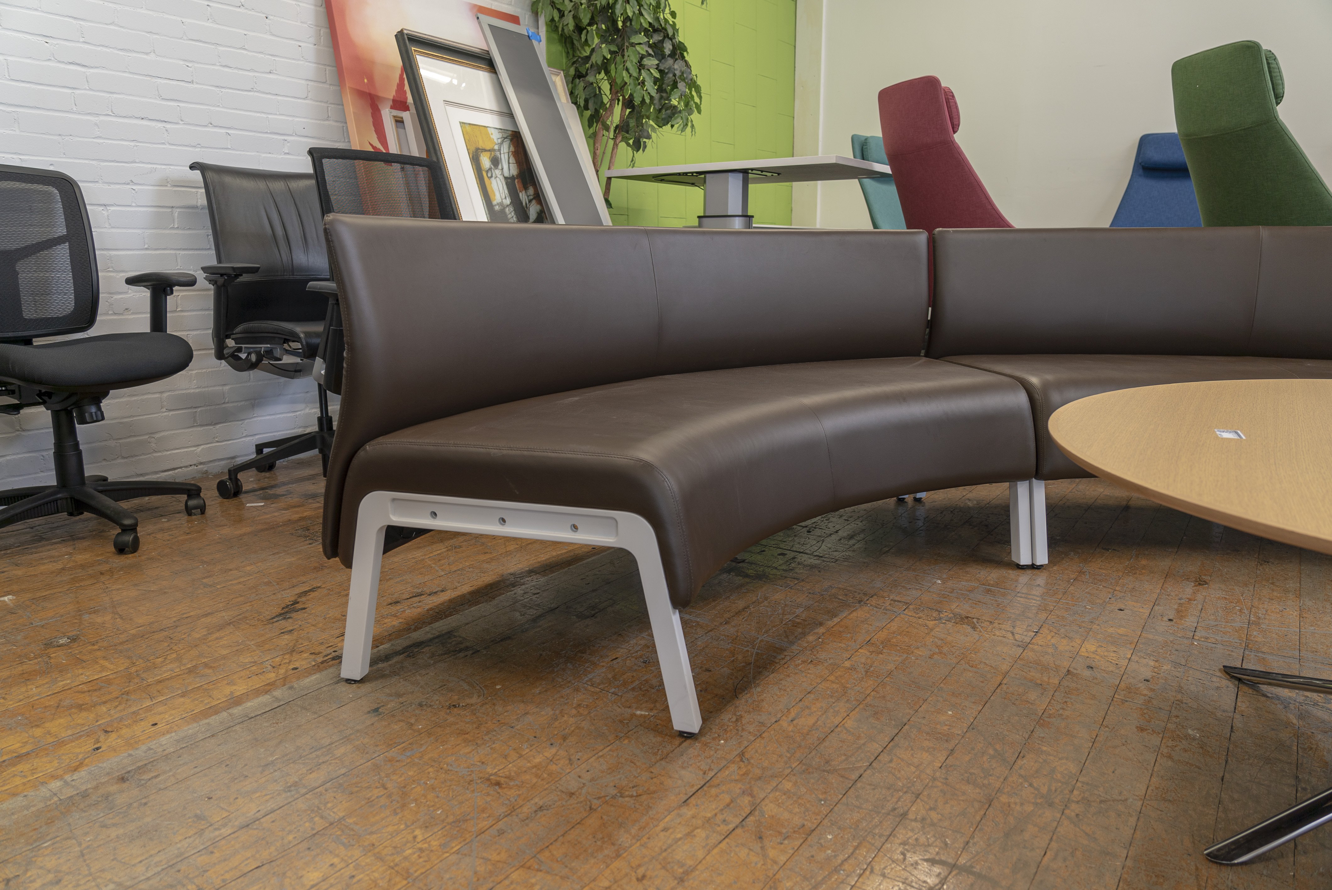 teknion-zones-znqi-modular-60˚-concave-low-back-benches