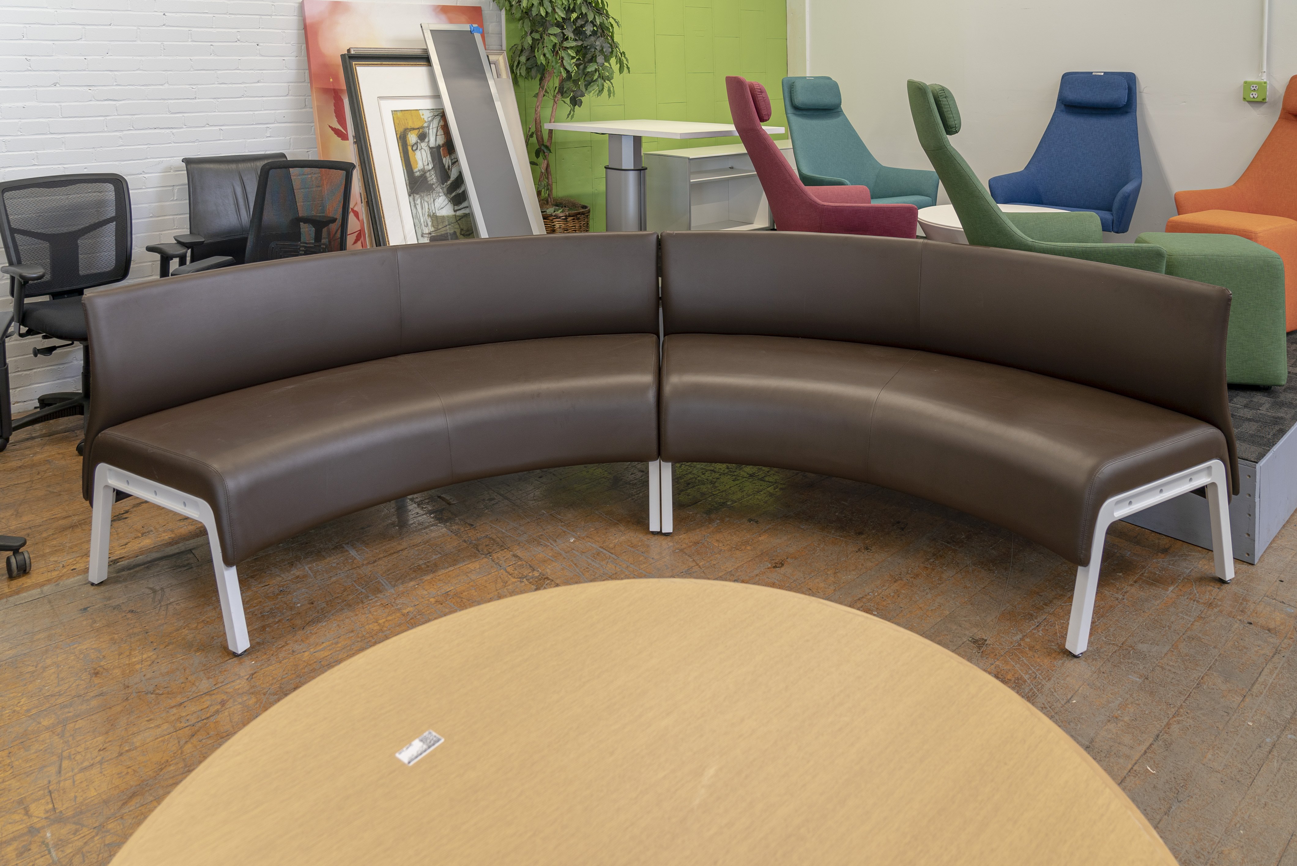 teknion-zones-znqi-modular-60˚-concave-low-back-benches