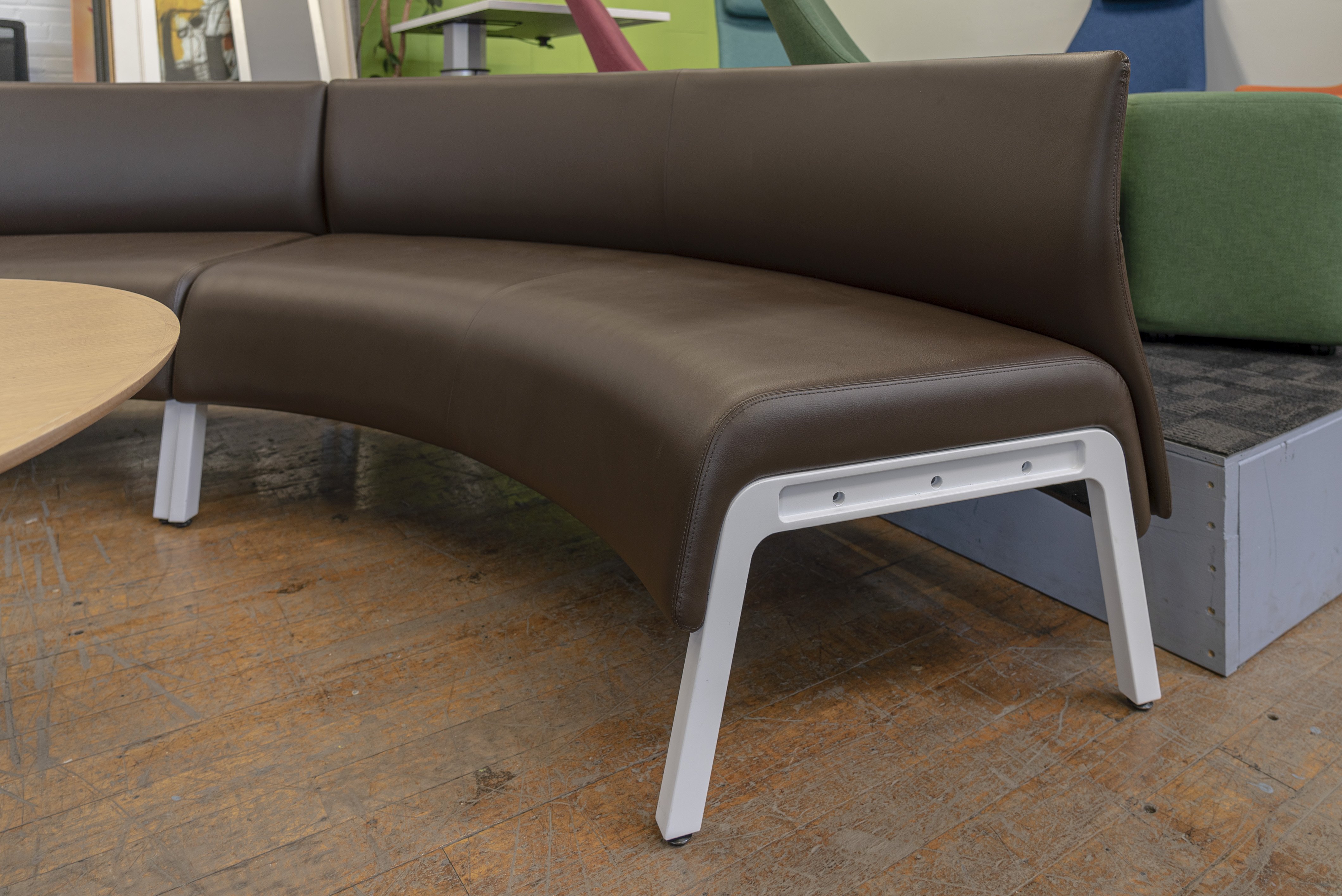 teknion-zones-znqi-modular-60˚-concave-low-back-benches