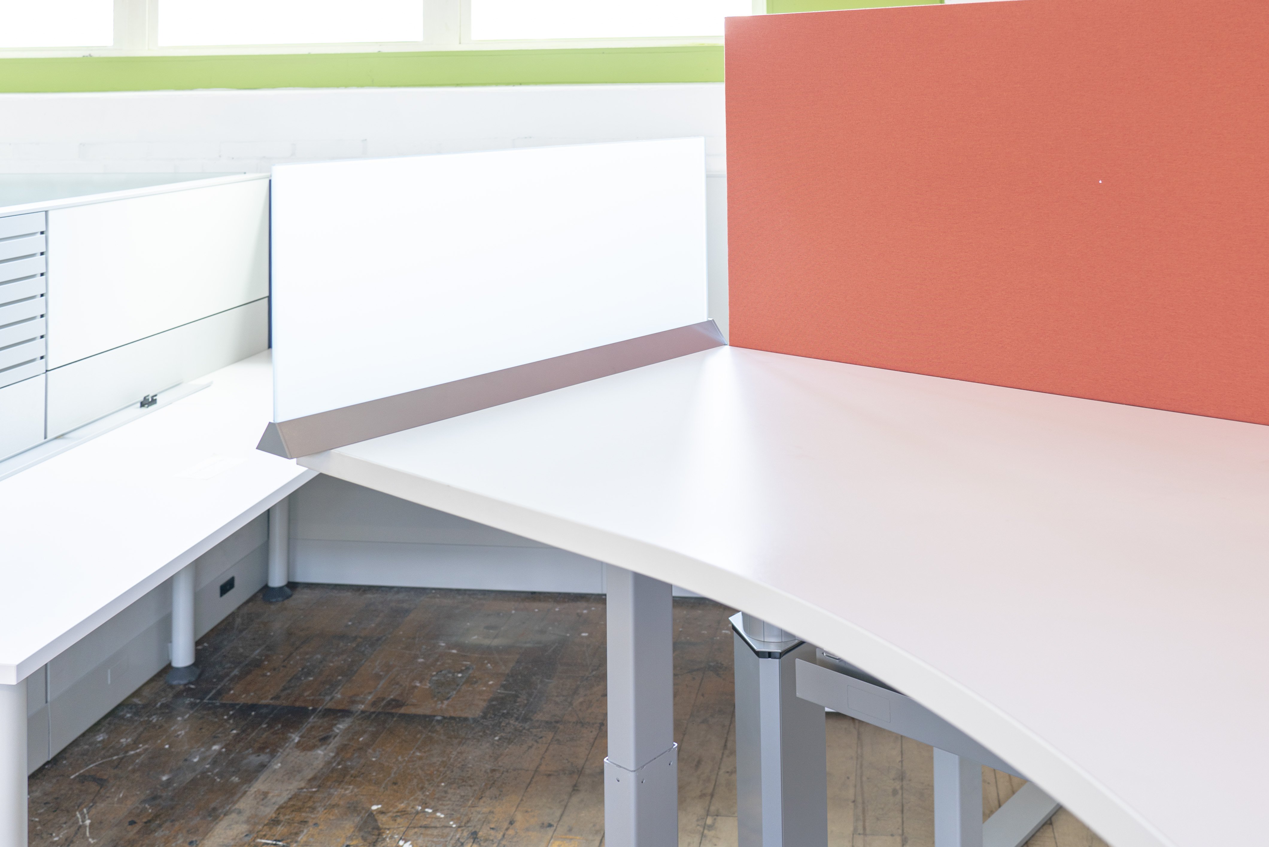 allsteel-further-120°-height-adjustable-3-pod-benching-with-collaborative-hub