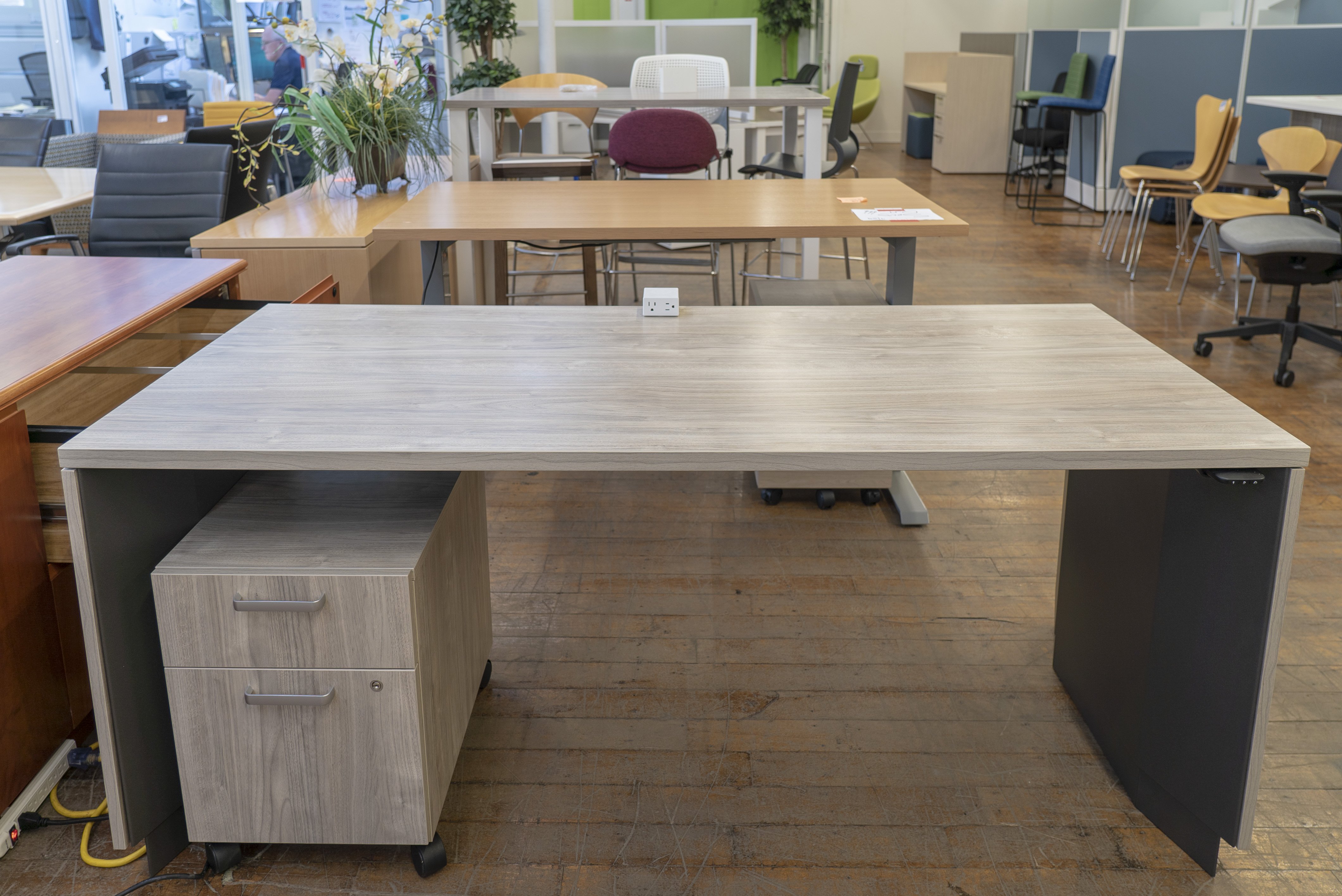 steelcase-slim-leg-height-adjustable-desks