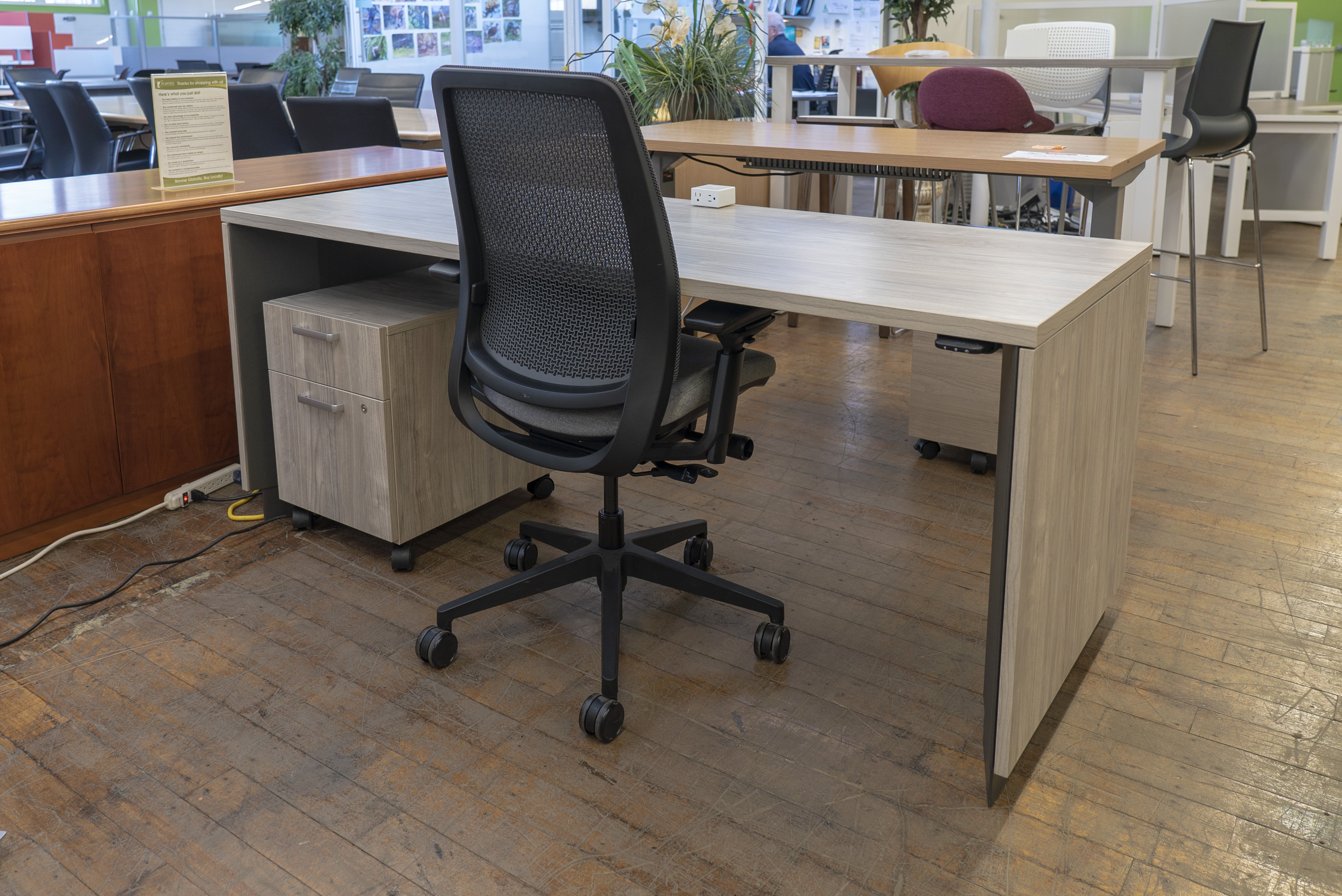 steelcase-slim-leg-height-adjustable-desks