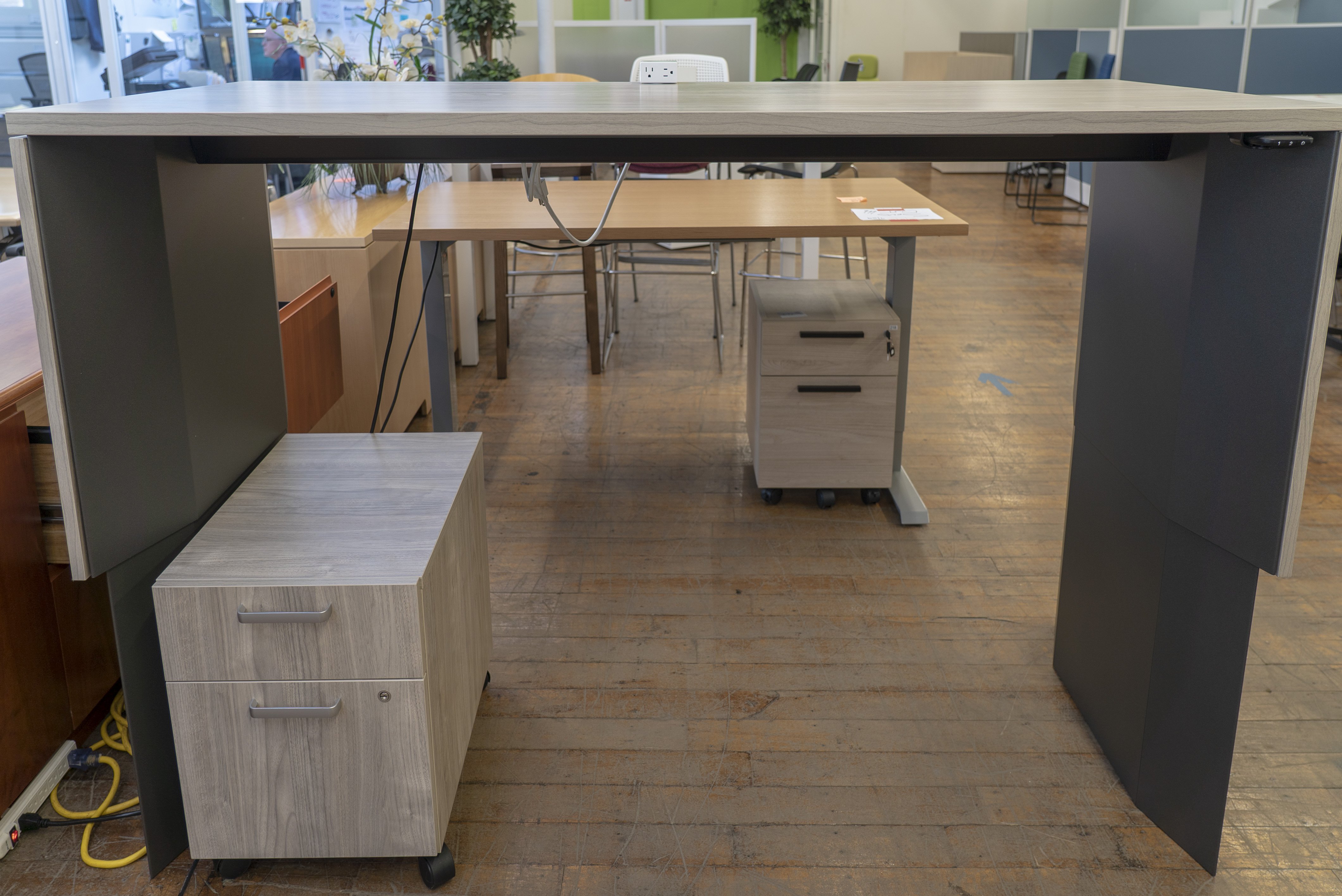 steelcase-slim-leg-height-adjustable-desks