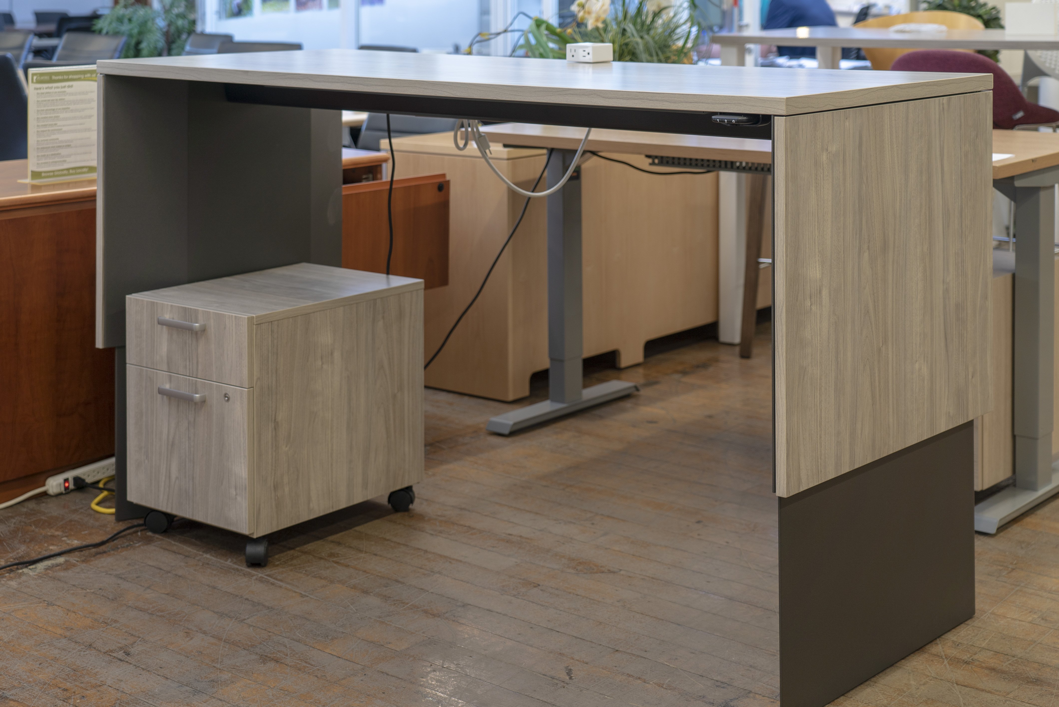 steelcase-slim-leg-height-adjustable-desks