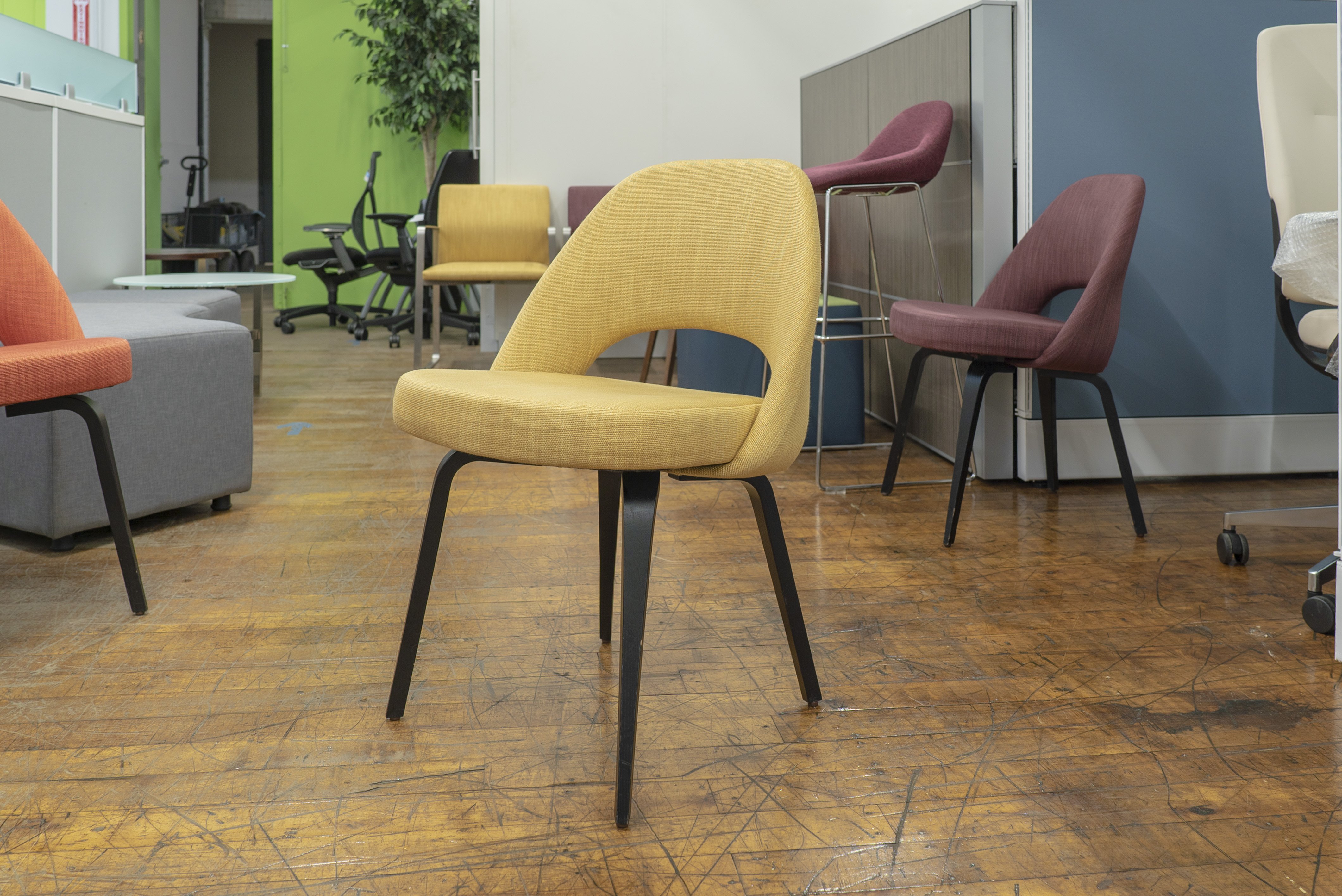 knoll-saarinen-guest-chairs-available-in-3-colors