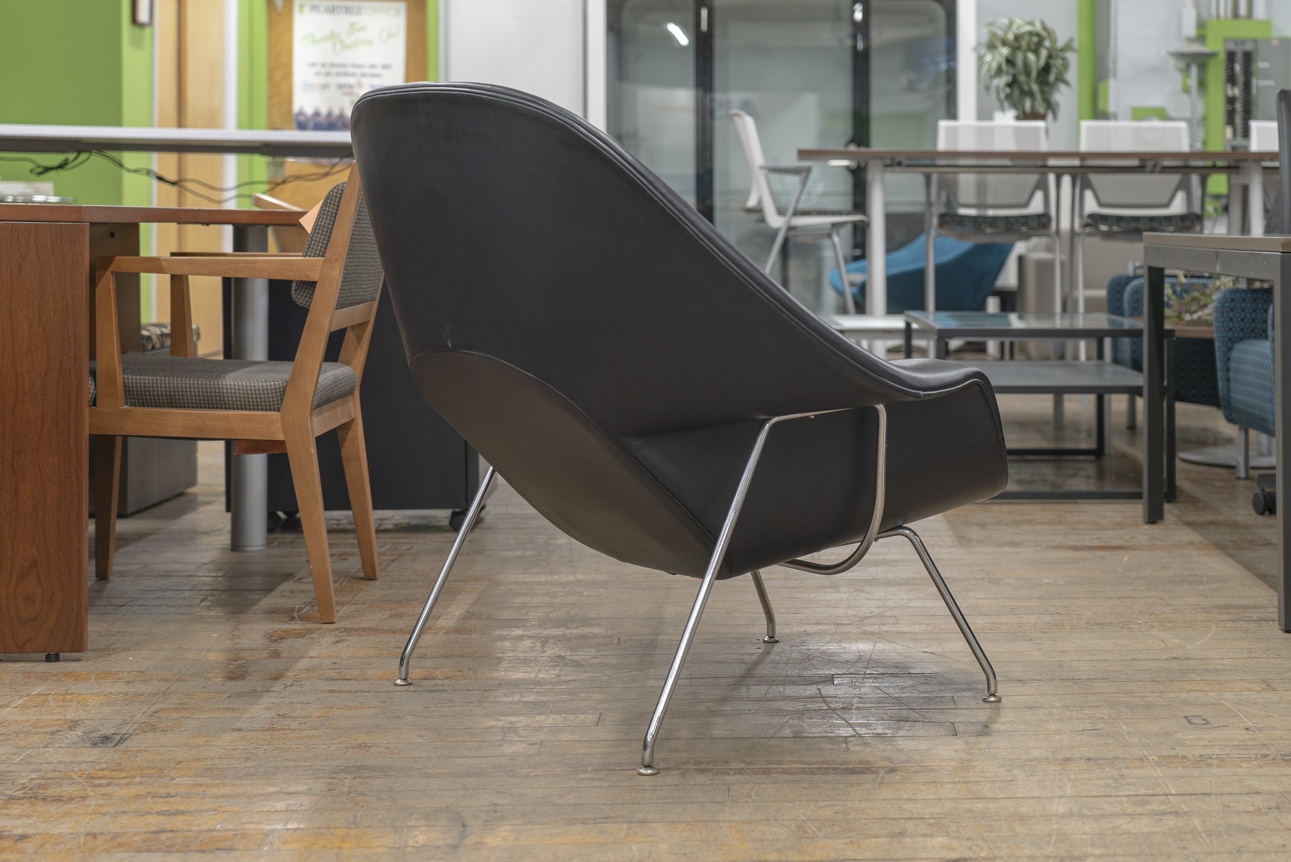 knoll-saarinen-womb-chair-black-leather