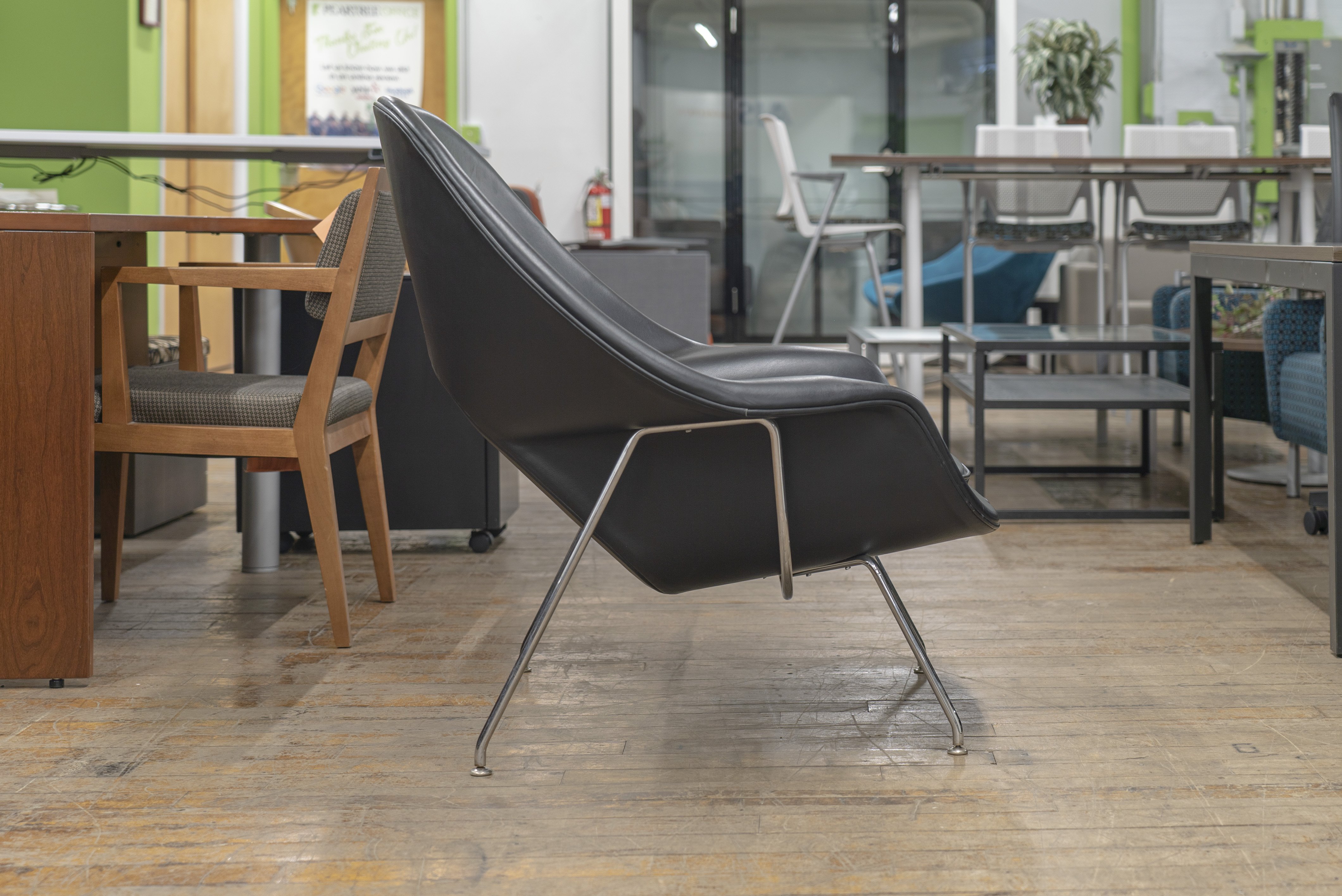 knoll-saarinen-womb-chair-black-leather