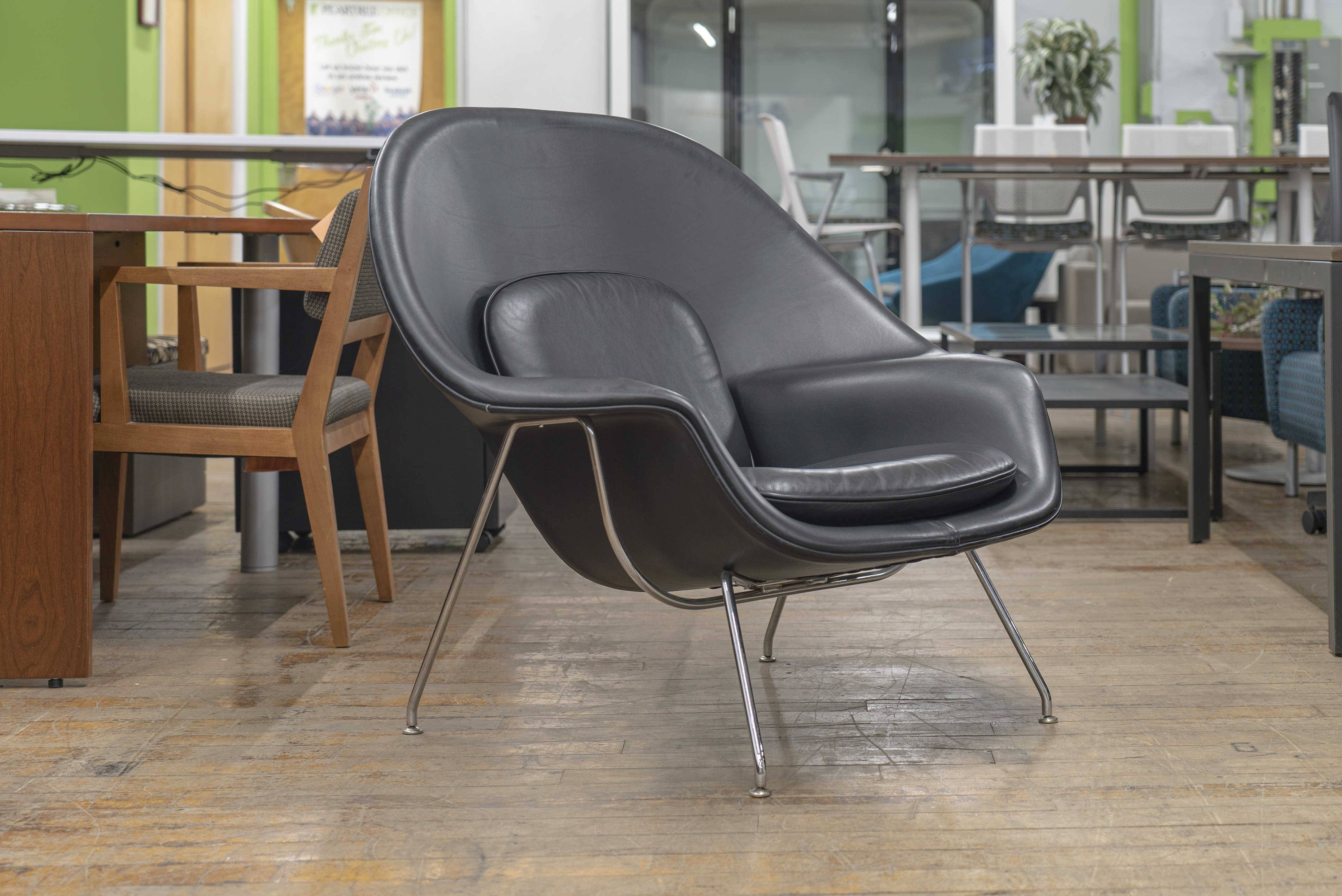 knoll-saarinen-womb-chair-black-leather