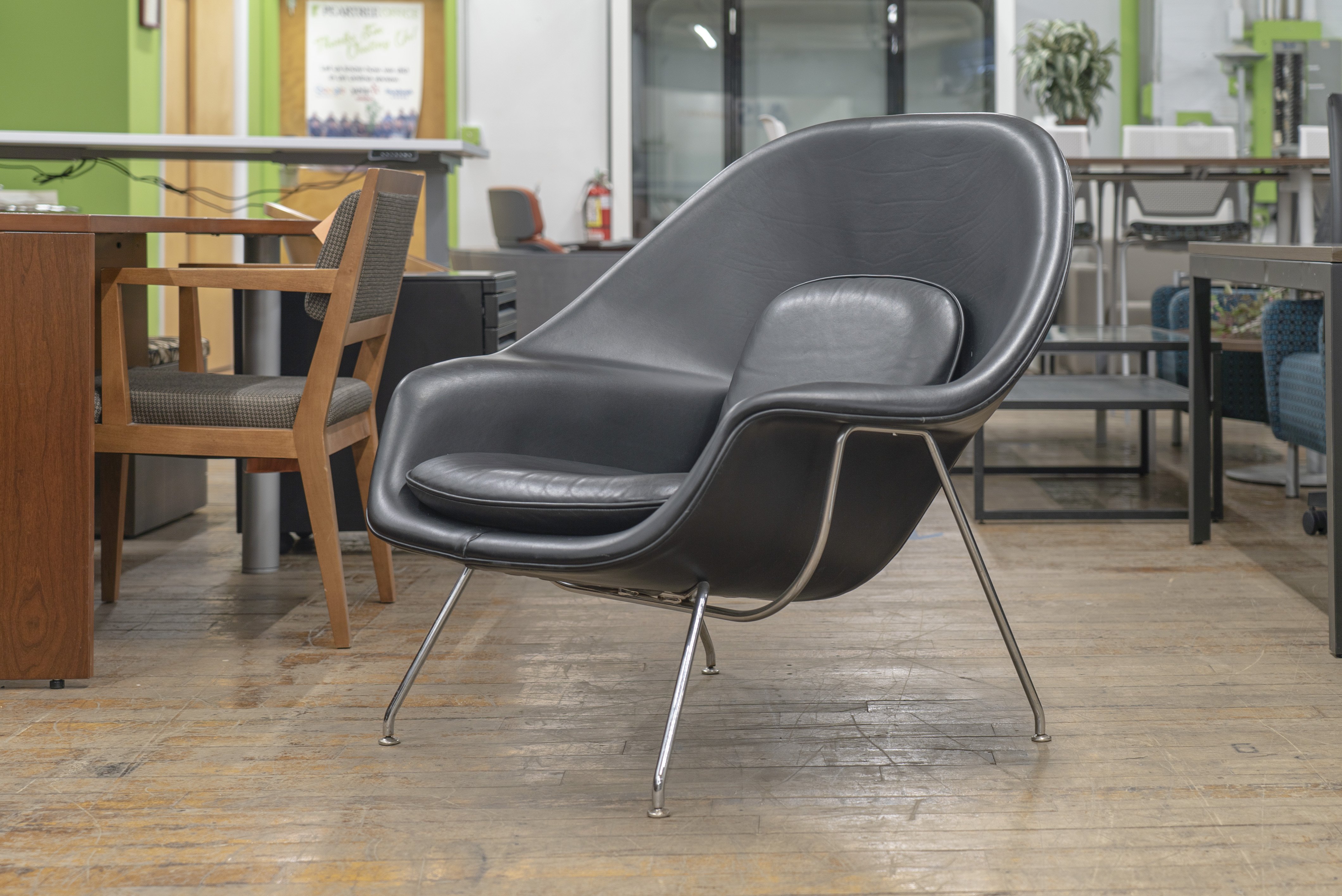 knoll-saarinen-womb-chair-black-leather