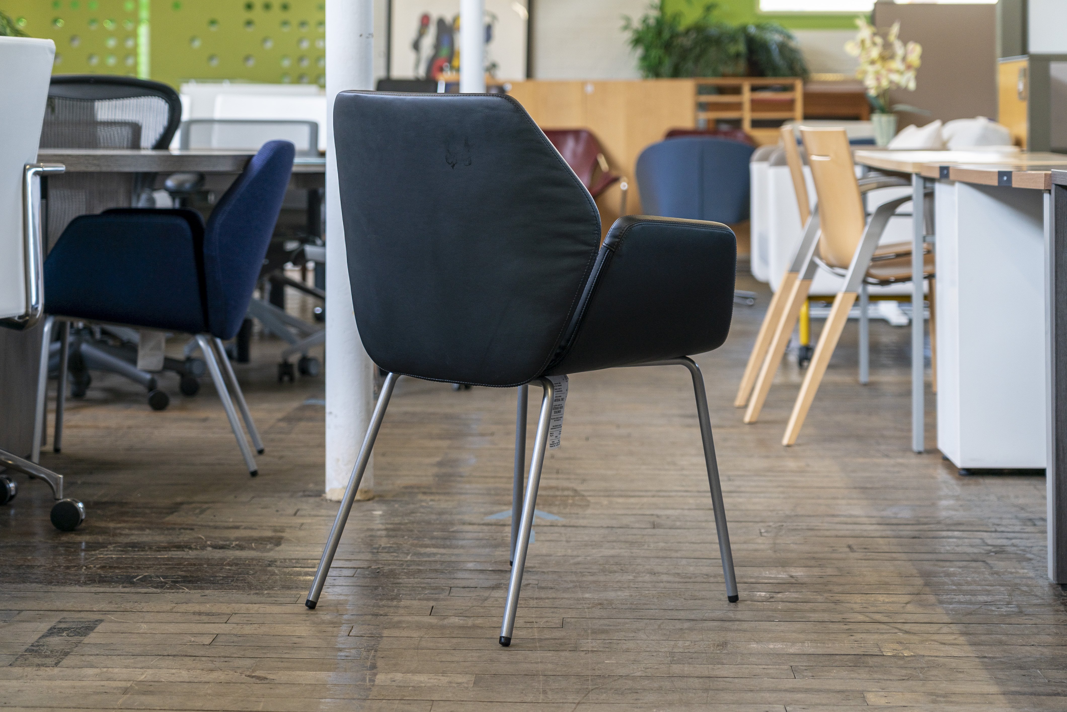 keilhauer-cahoots-leather-guest-chairs
