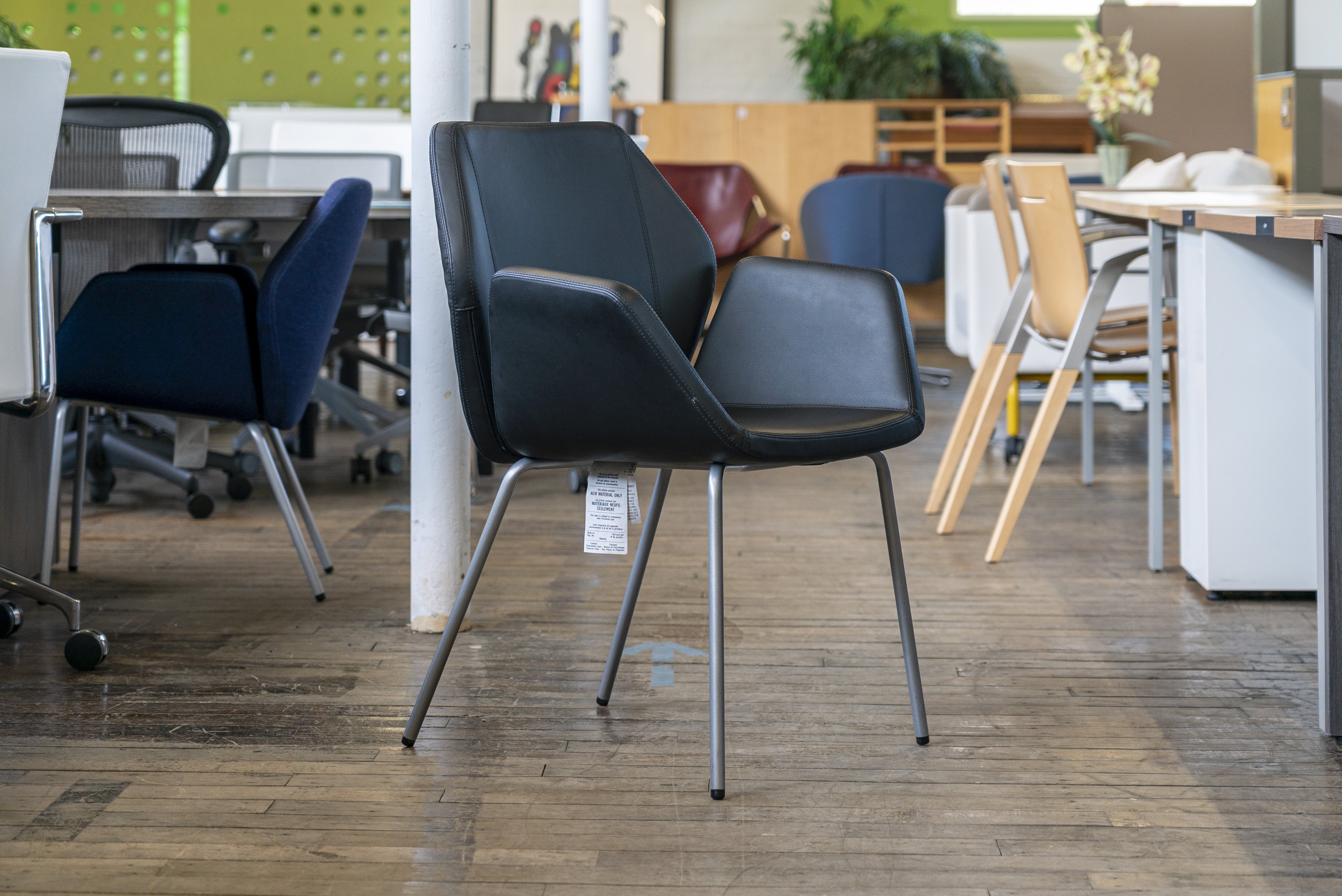 keilhauer-cahoots-leather-guest-chairs