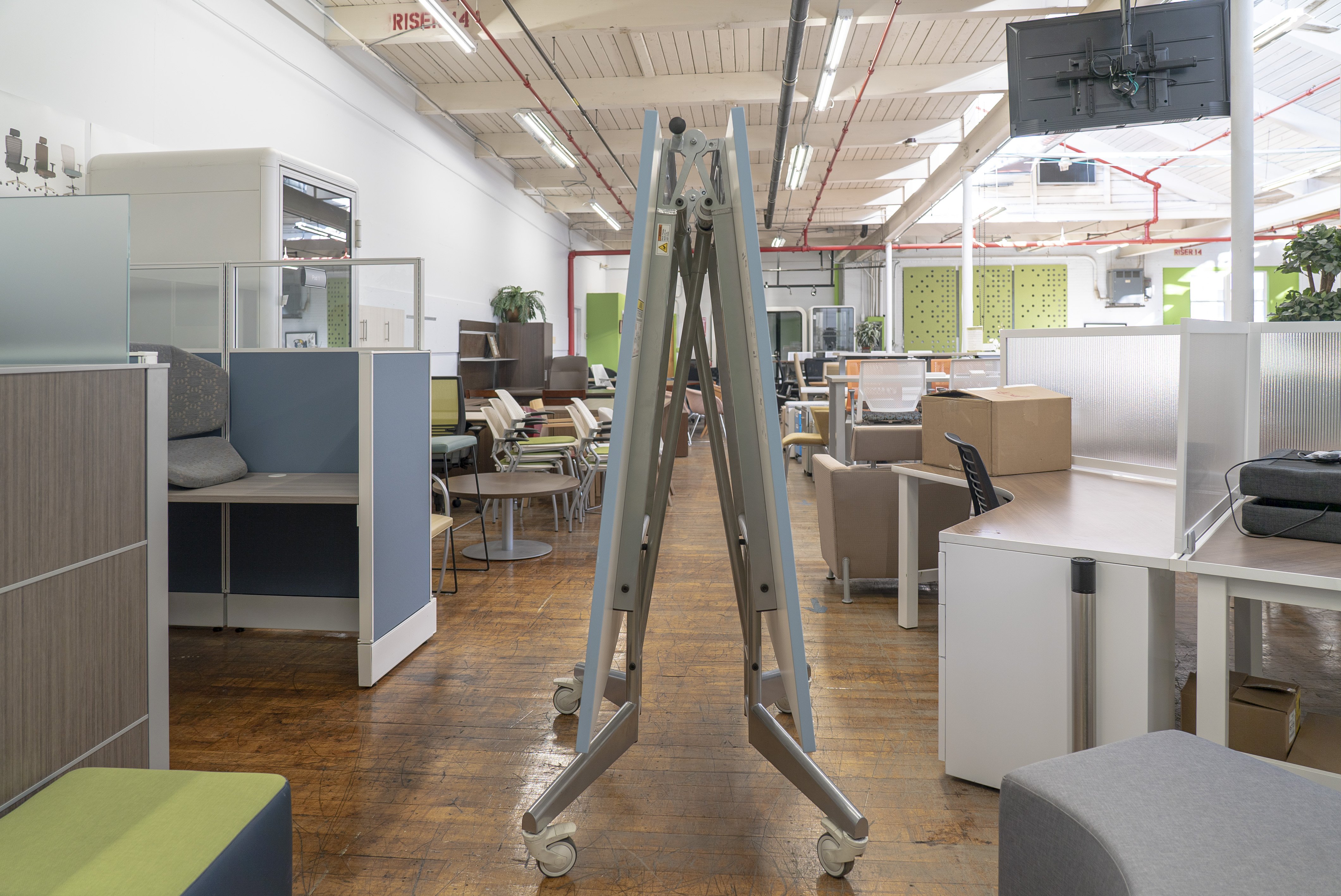 scale-11-nomad-folding-conference-table-with-mobile-whiteboard