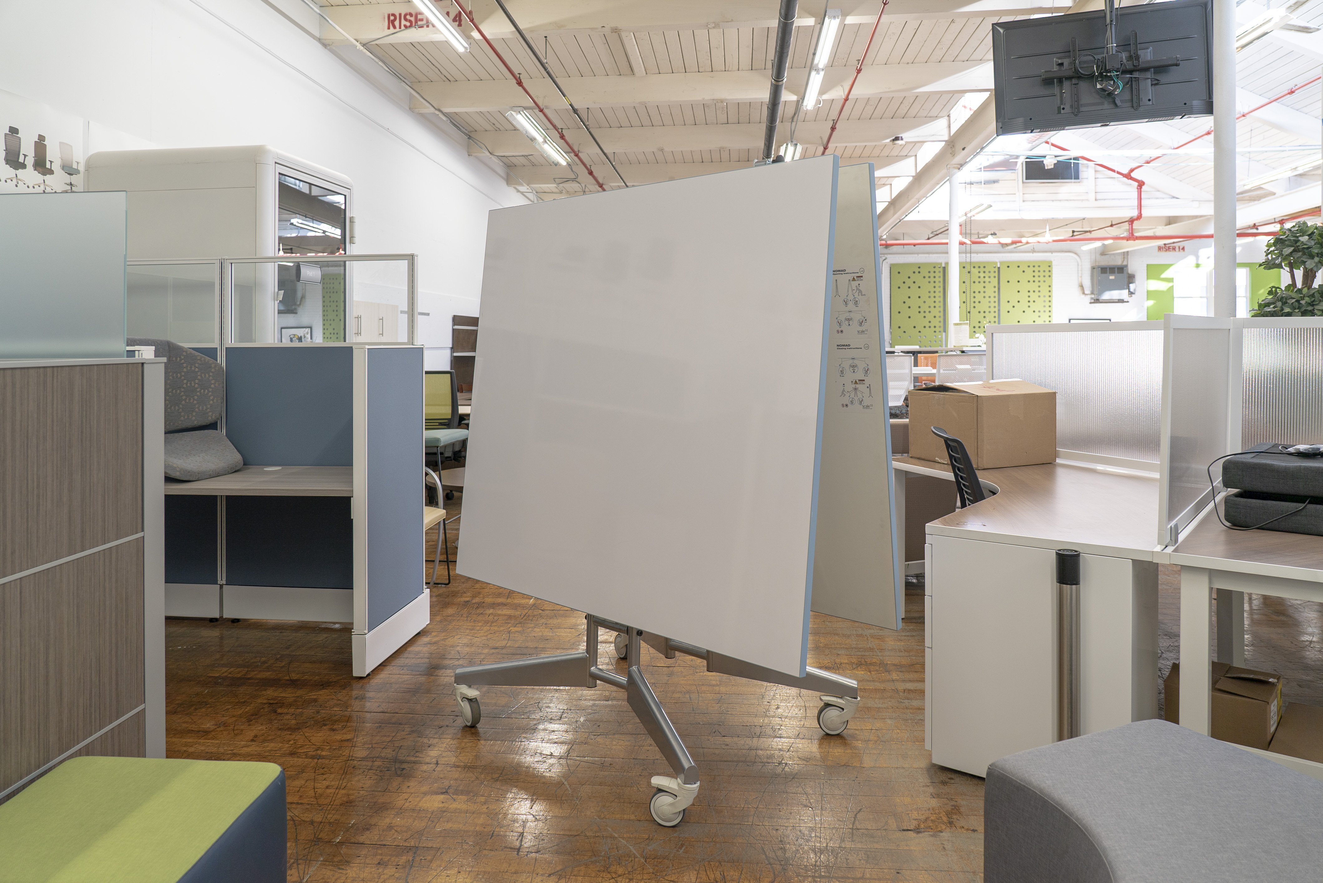 scale-11-nomad-folding-conference-table-with-mobile-whiteboard