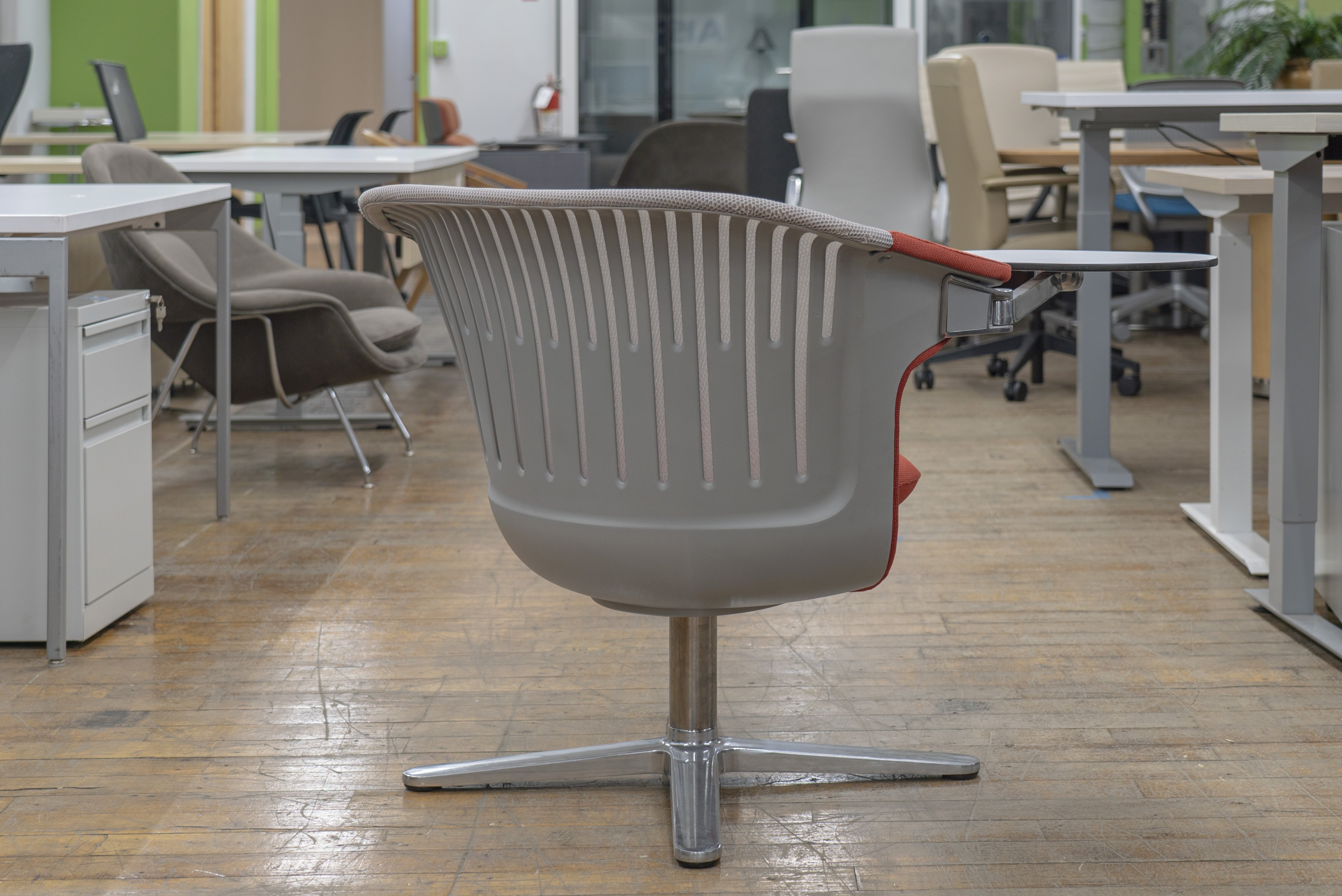 steelcase-i2i-swivel-lounge-chairs-with-tablet