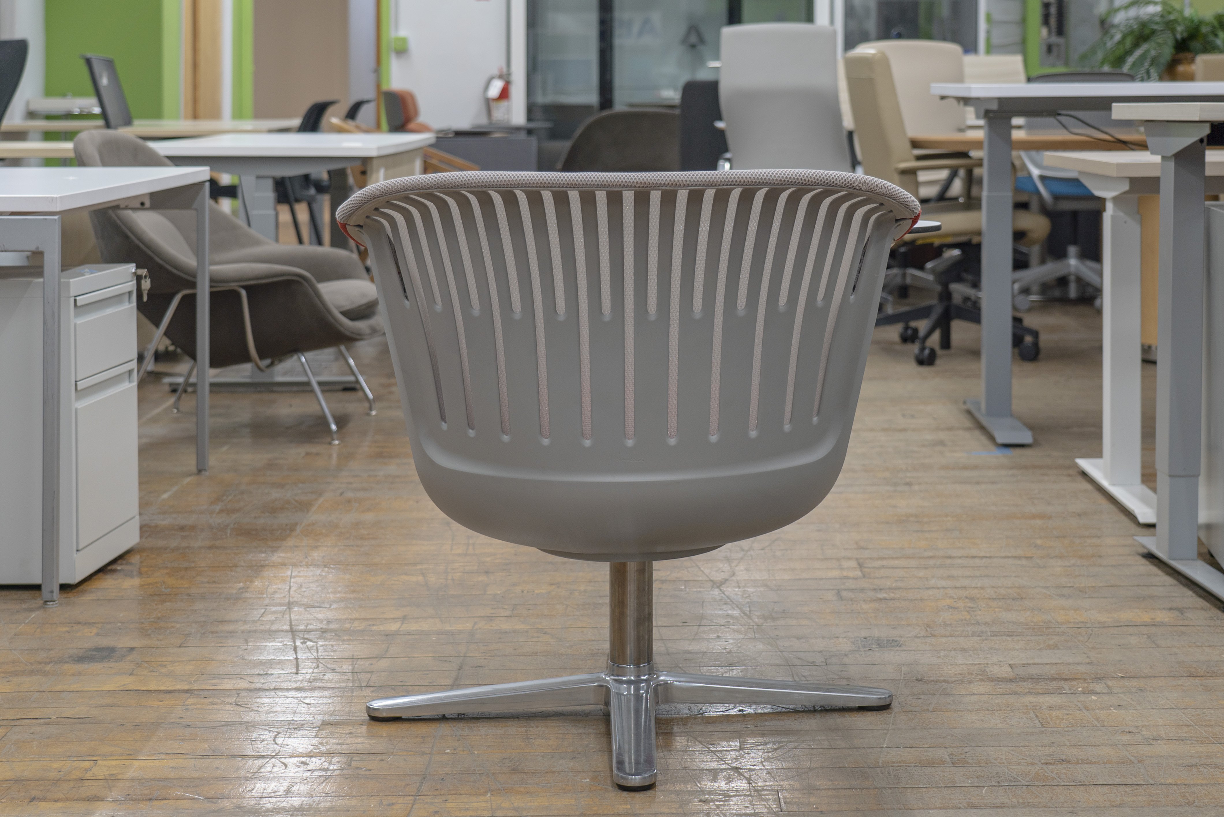 steelcase-i2i-swivel-lounge-chairs-with-tablet