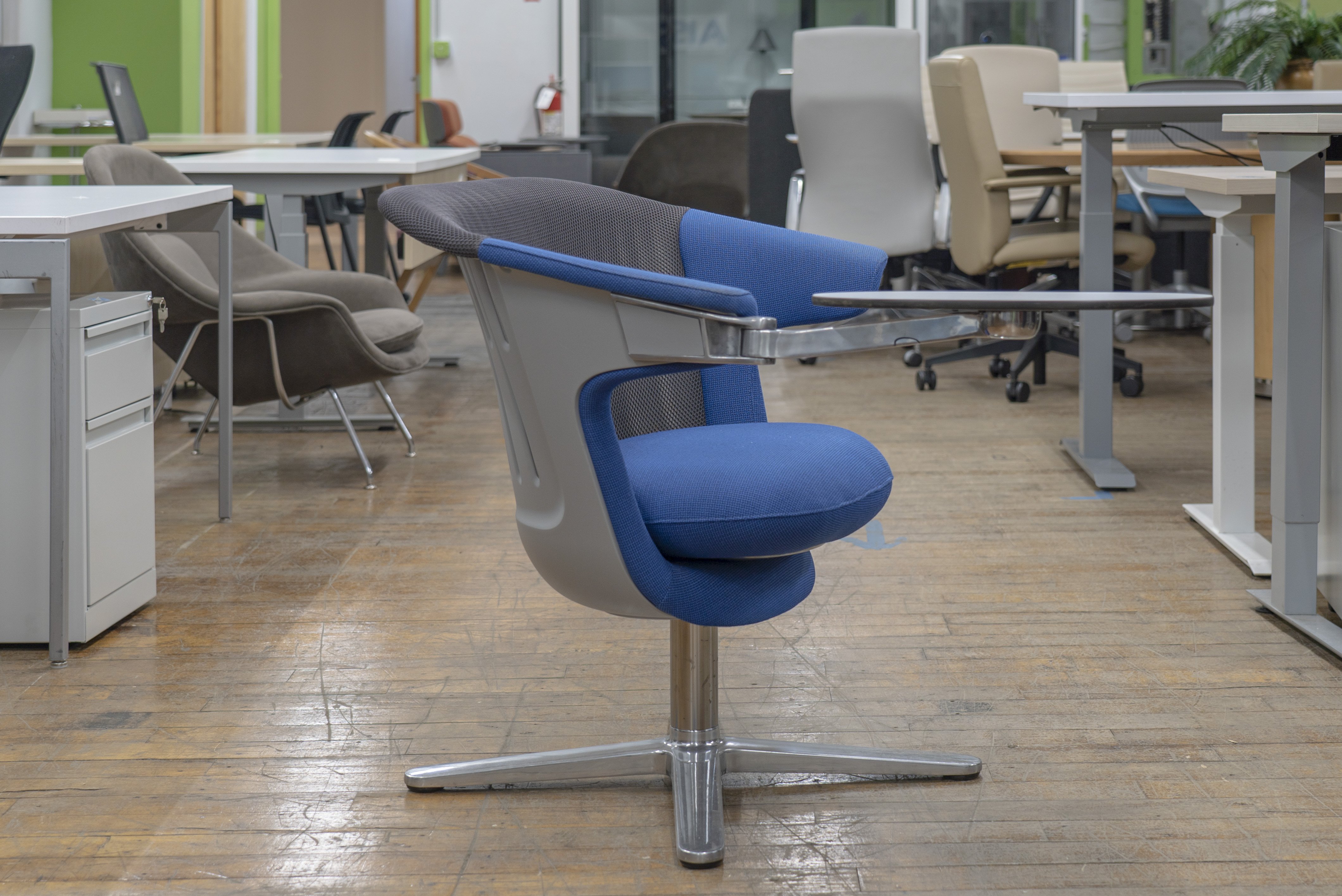 steelcase-i2i-swivel-lounge-chairs-with-tablet