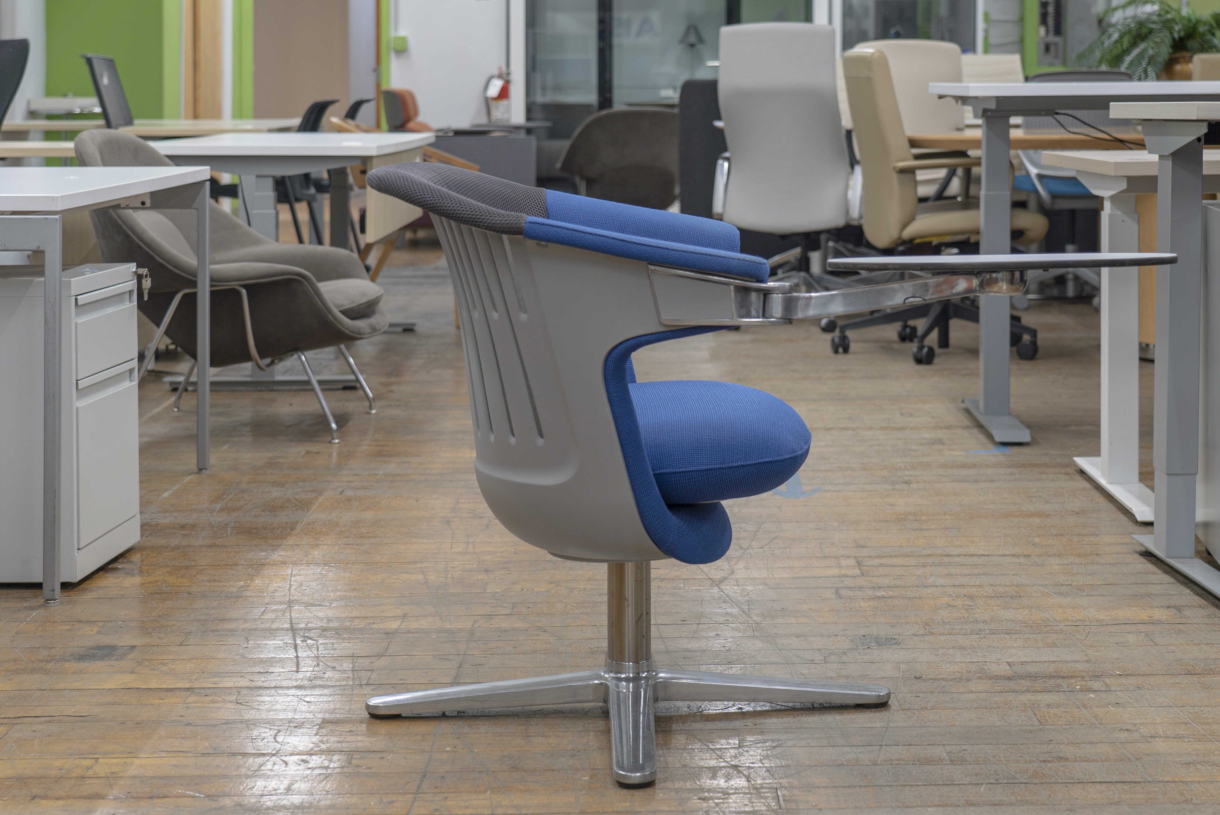 steelcase-i2i-swivel-lounge-chairs-with-tablet