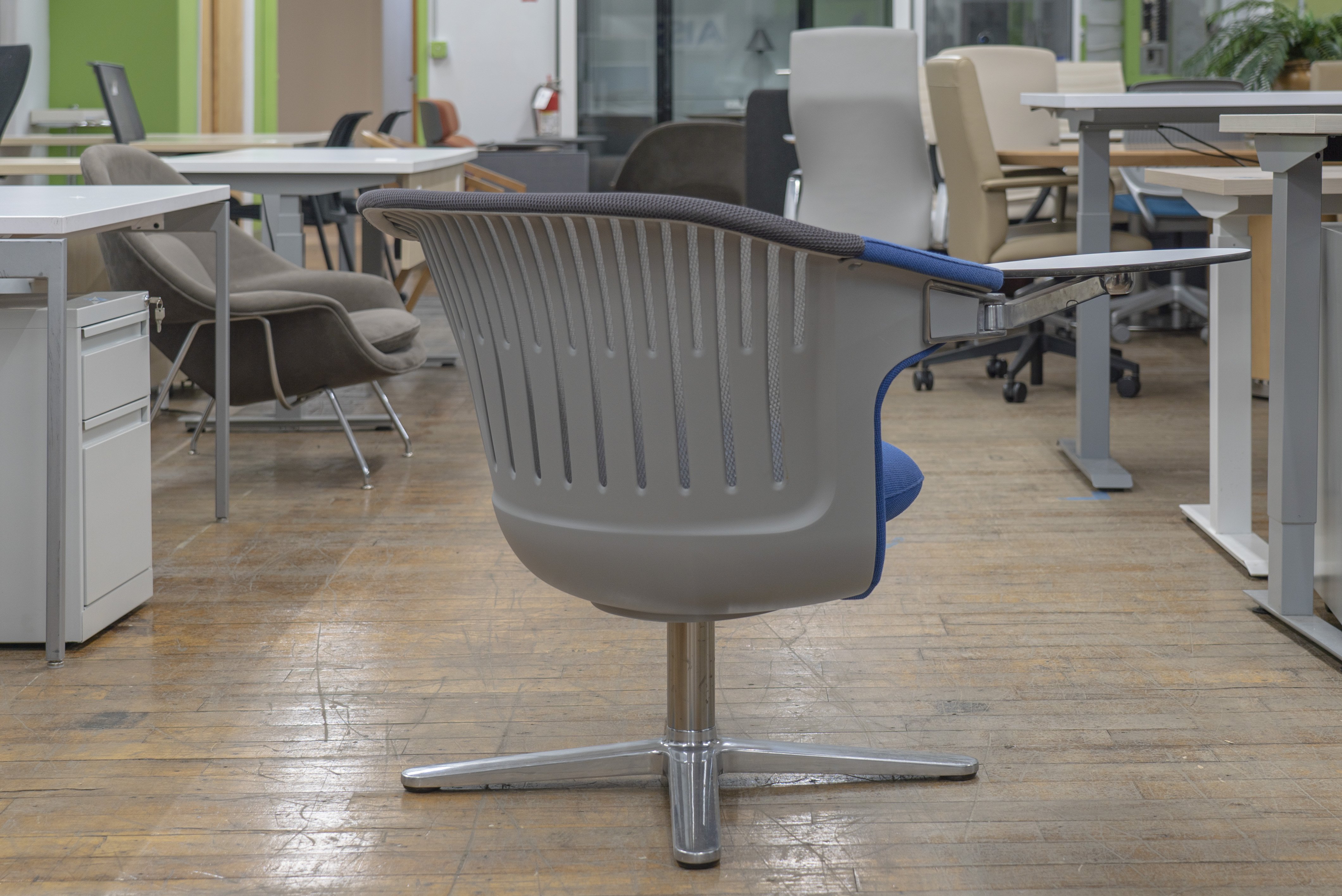 steelcase-i2i-swivel-lounge-chairs-with-tablet