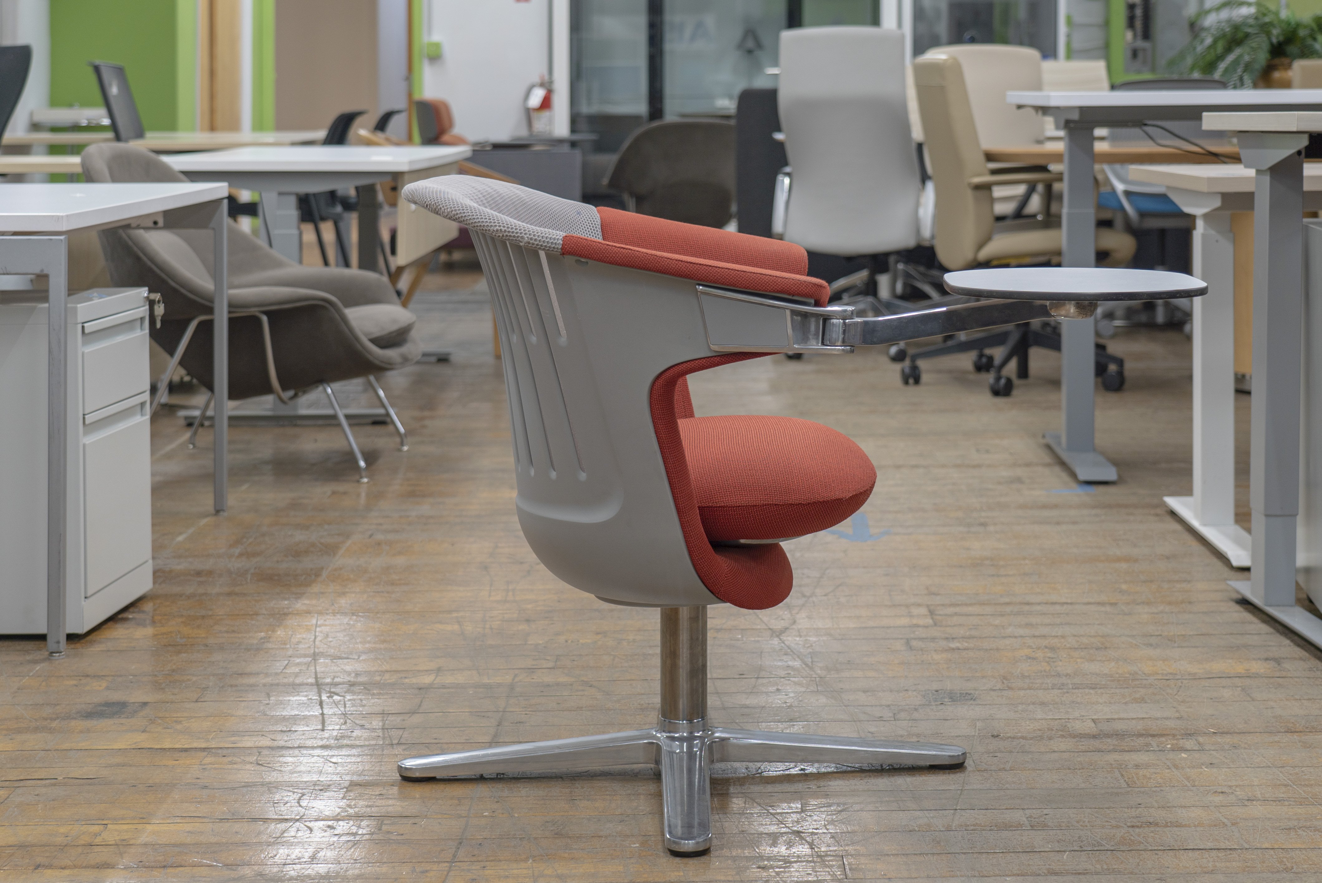 steelcase-i2i-swivel-lounge-chairs-with-tablet