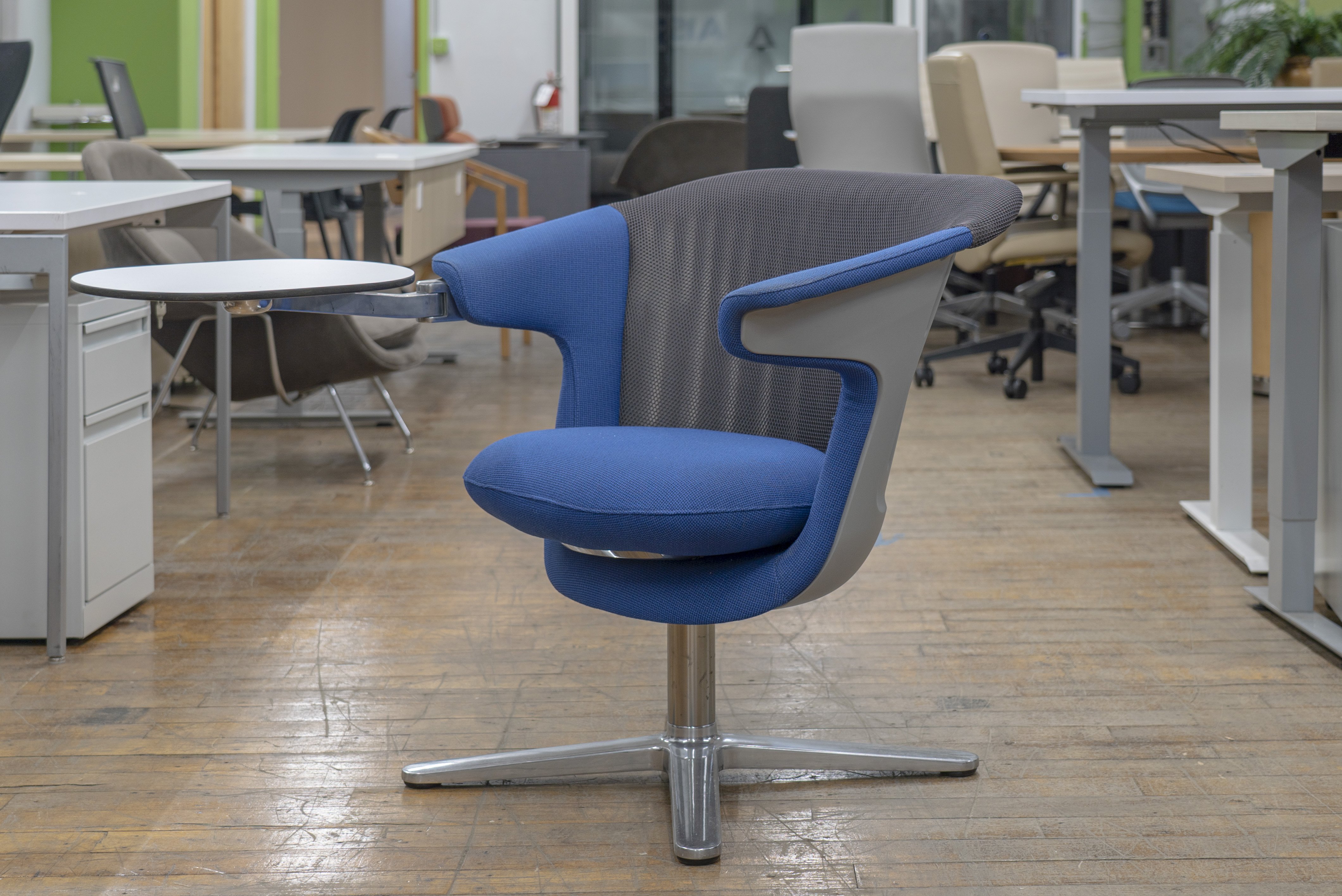 steelcase-i2i-swivel-lounge-chairs-with-tablet