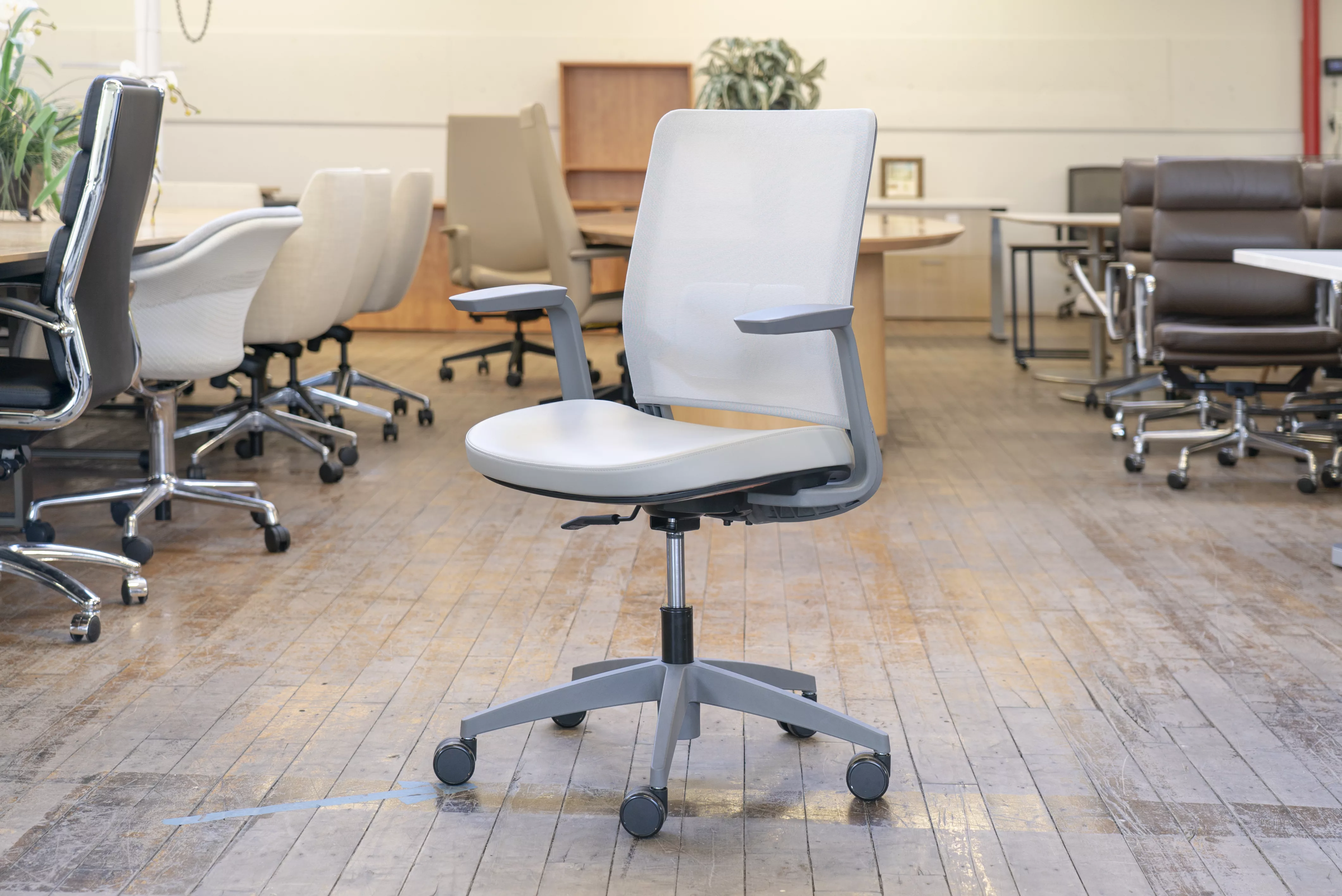 global-factor-mid-back-conference-chairs