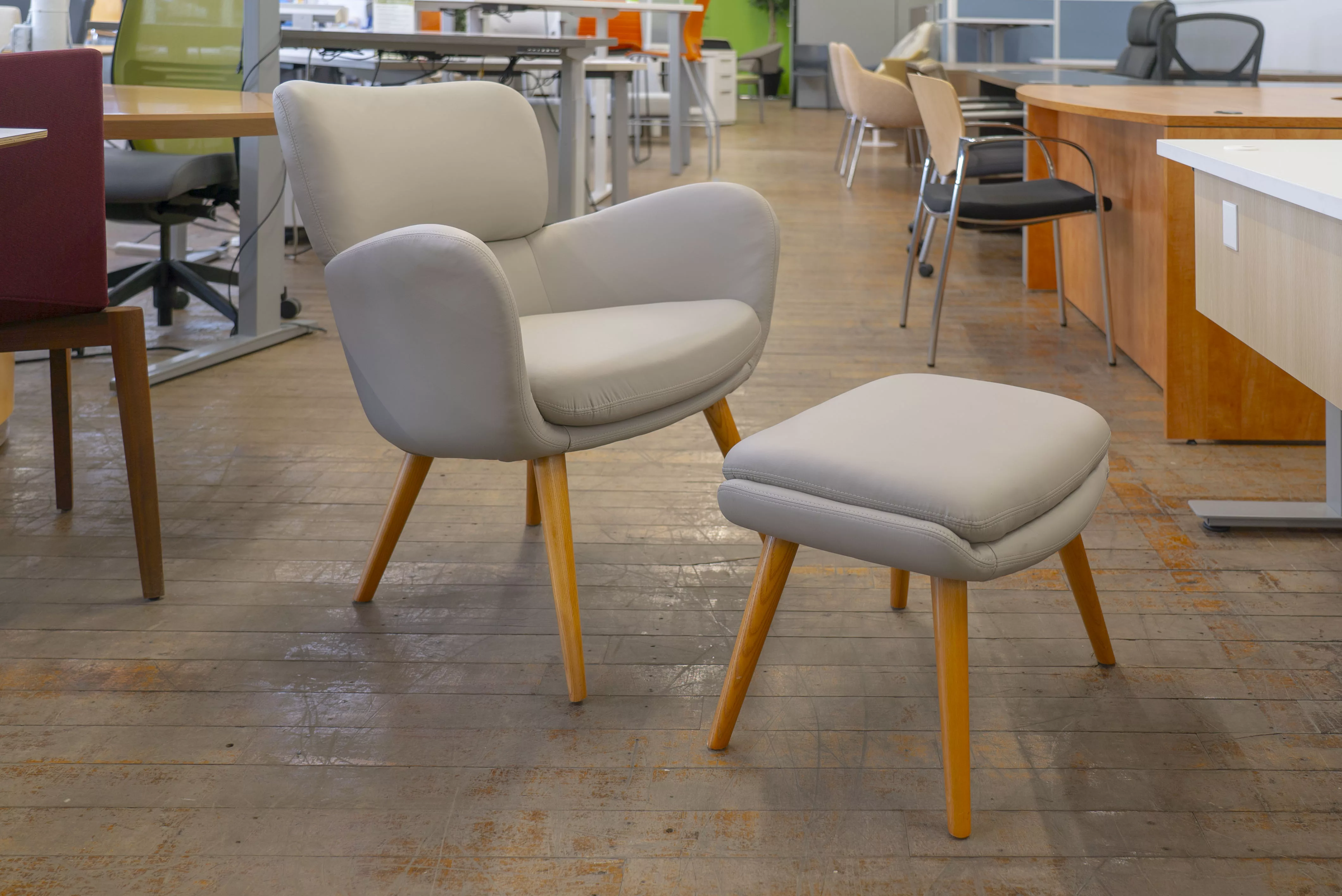 gunlocke-iris-wood-leg-lounge-chair-ottoman