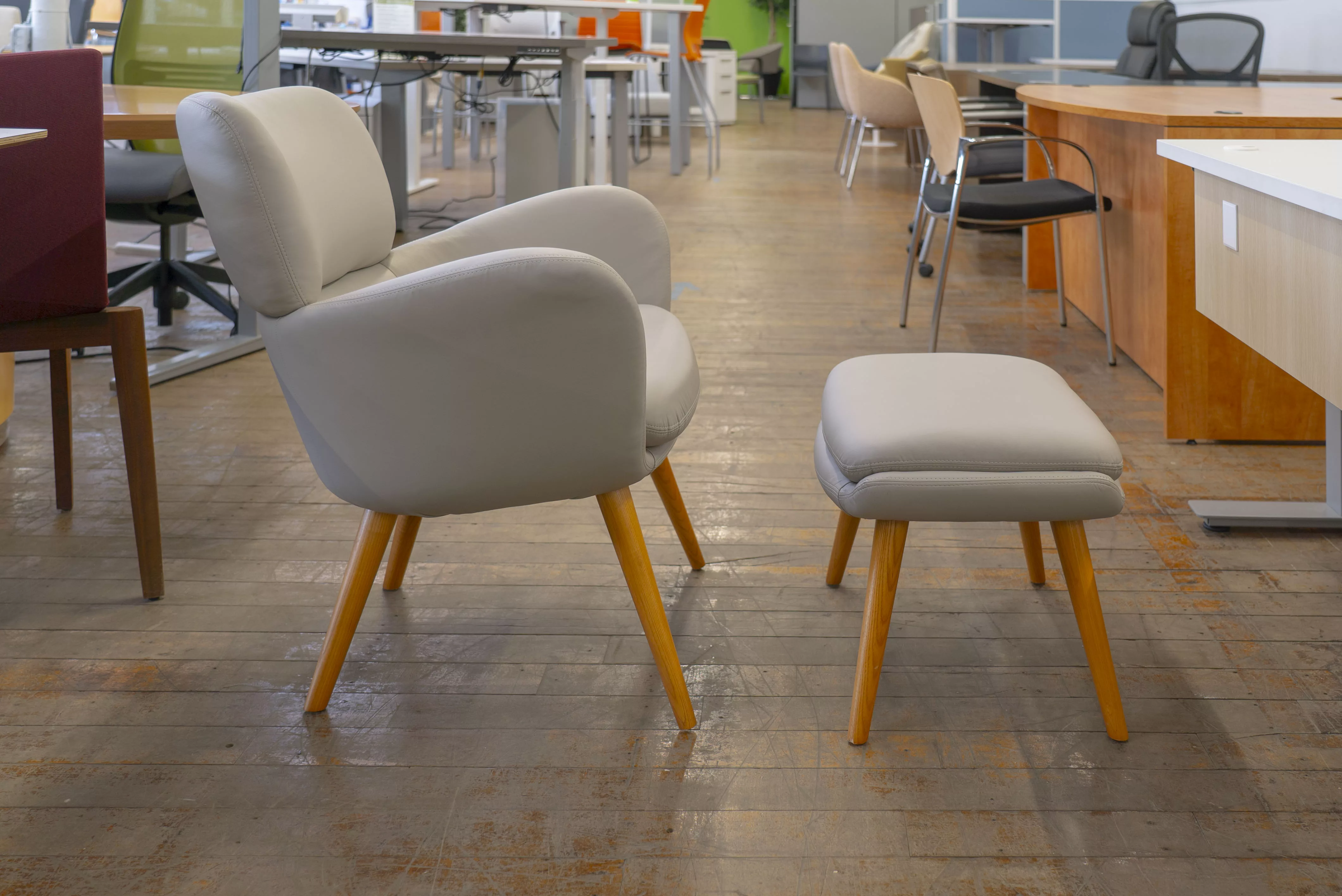 gunlocke-iris-wood-leg-lounge-chair-ottoman