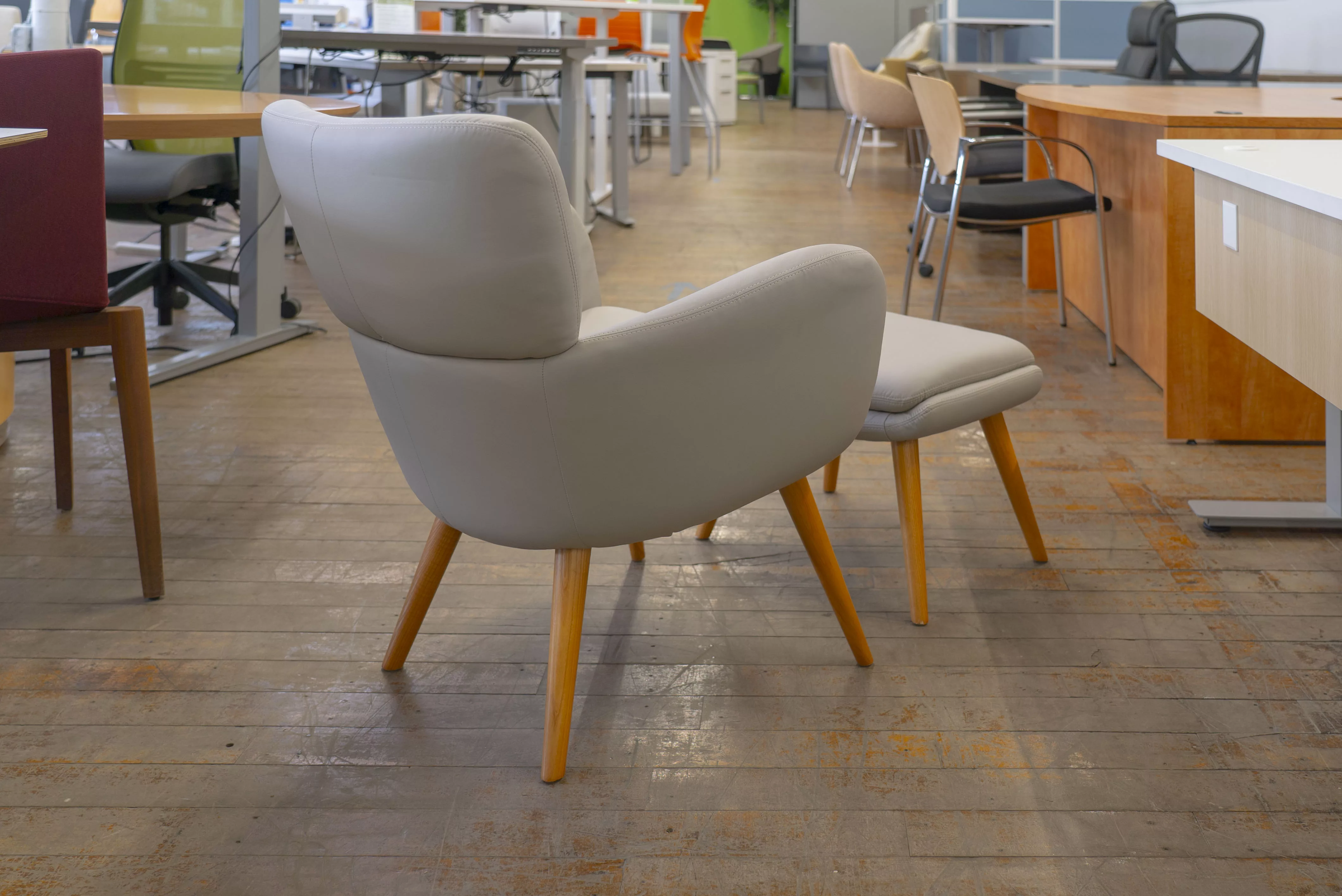 gunlocke-iris-wood-leg-lounge-chair-ottoman