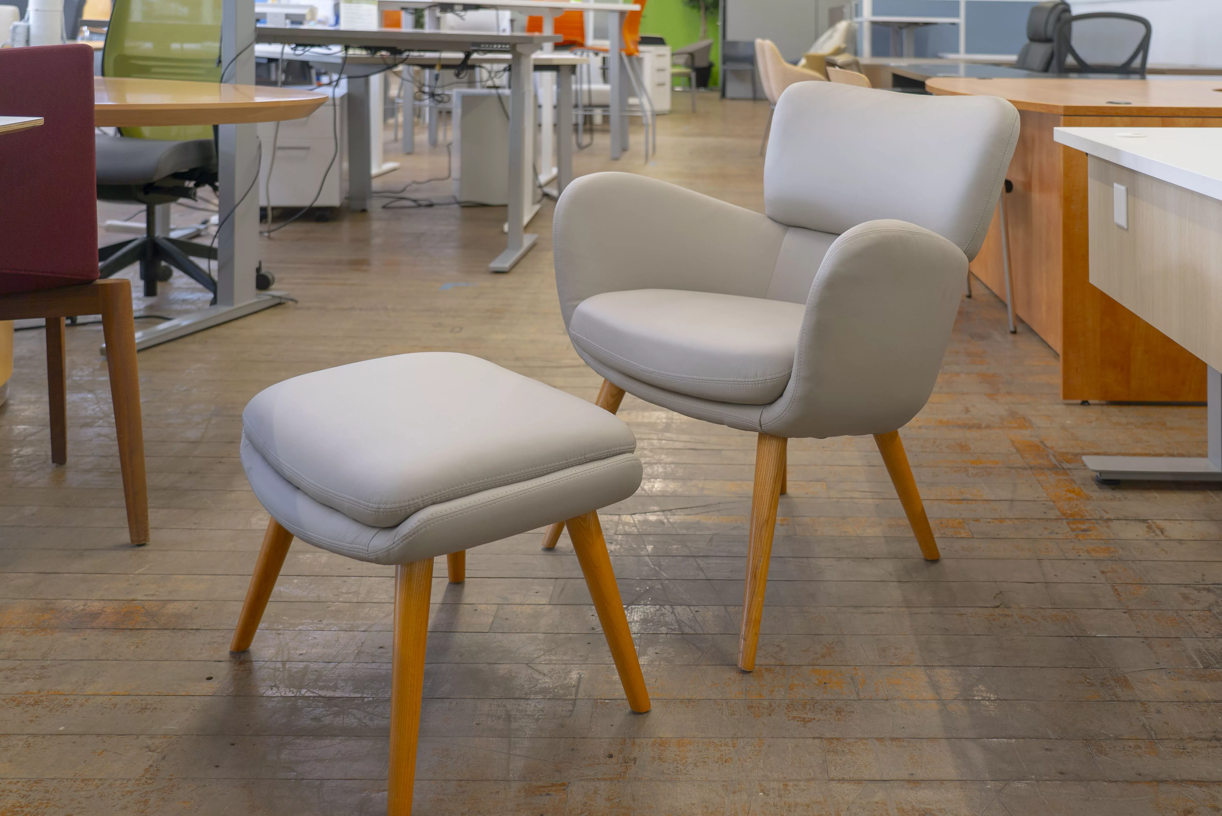 gunlocke-iris-wood-leg-lounge-chair-ottoman