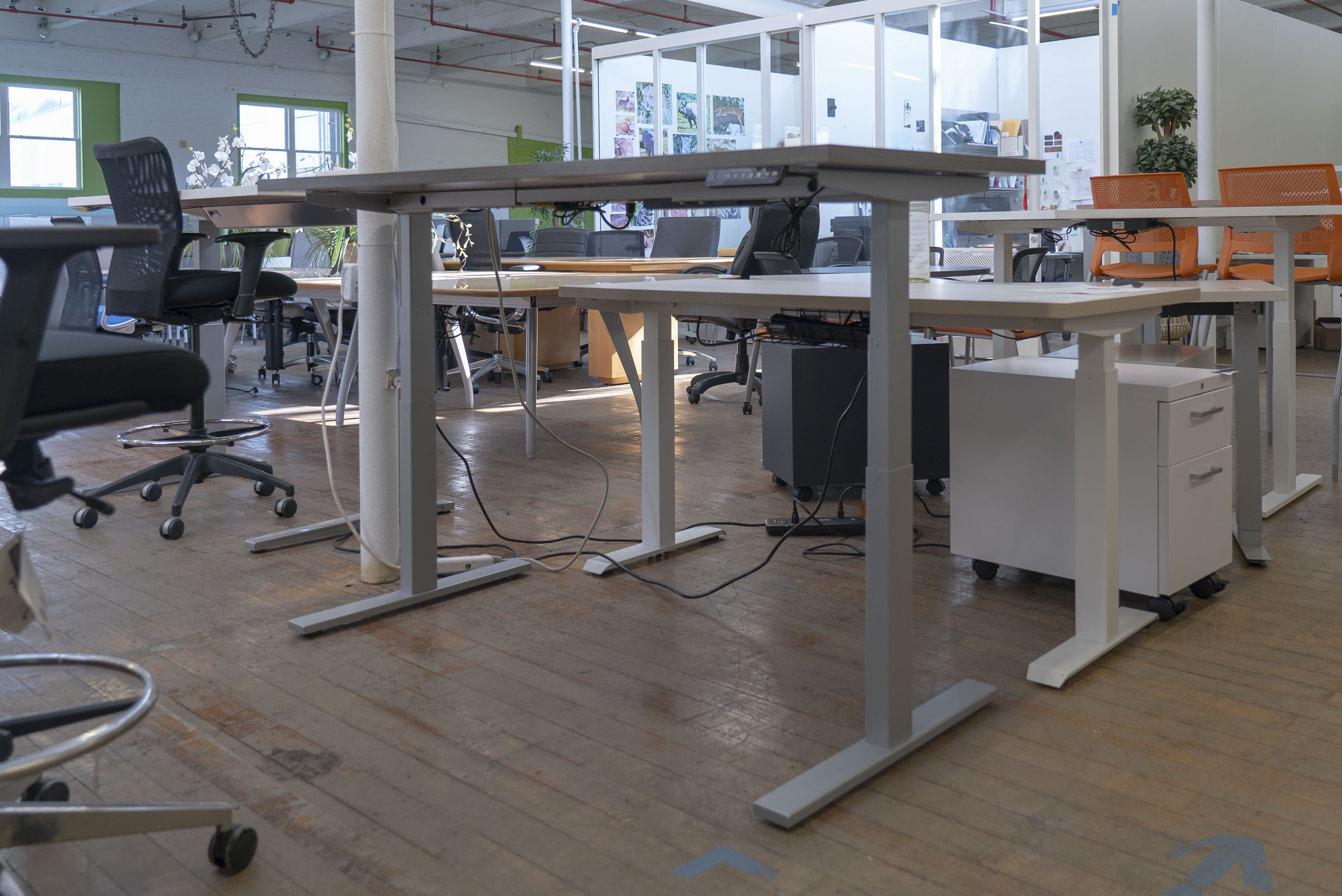 ais-height-adjustable-desks