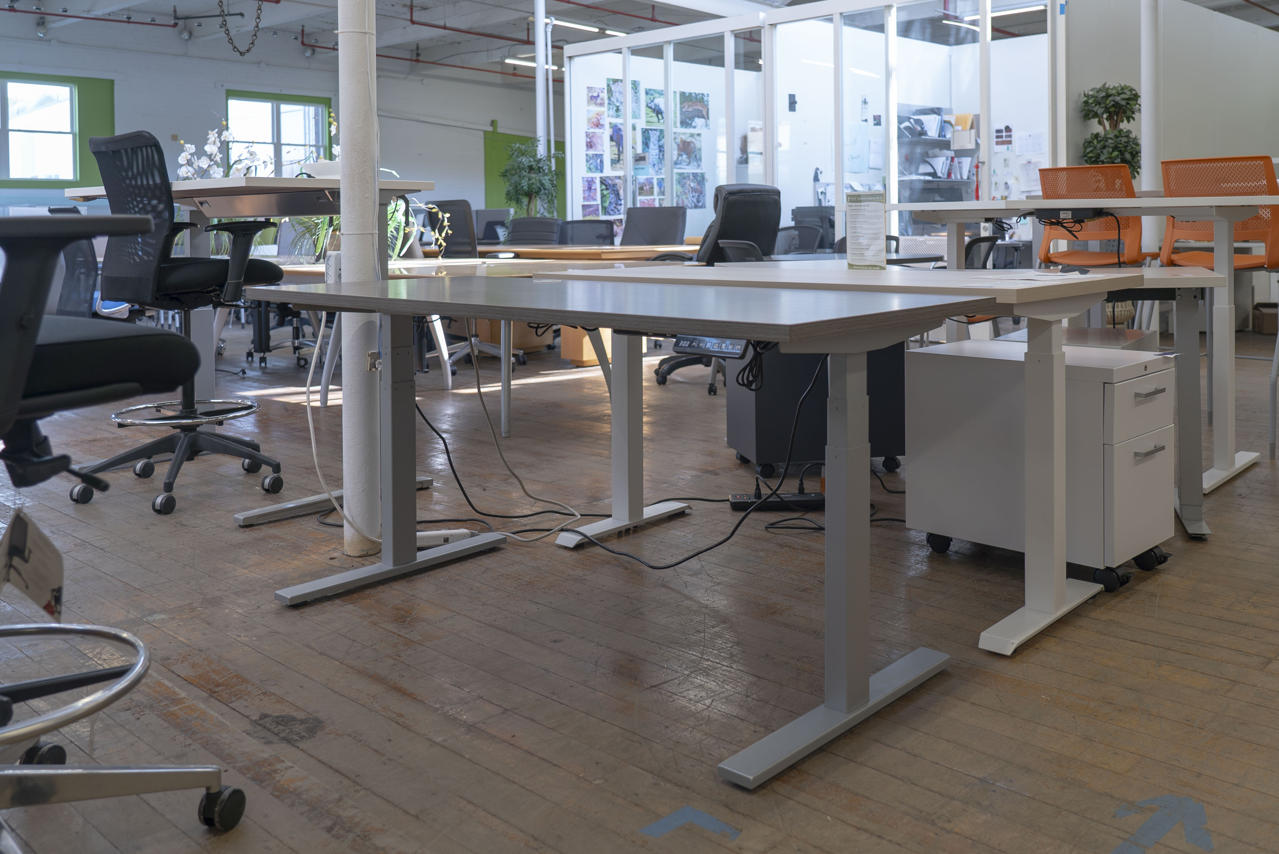 ais-height-adjustable-desks