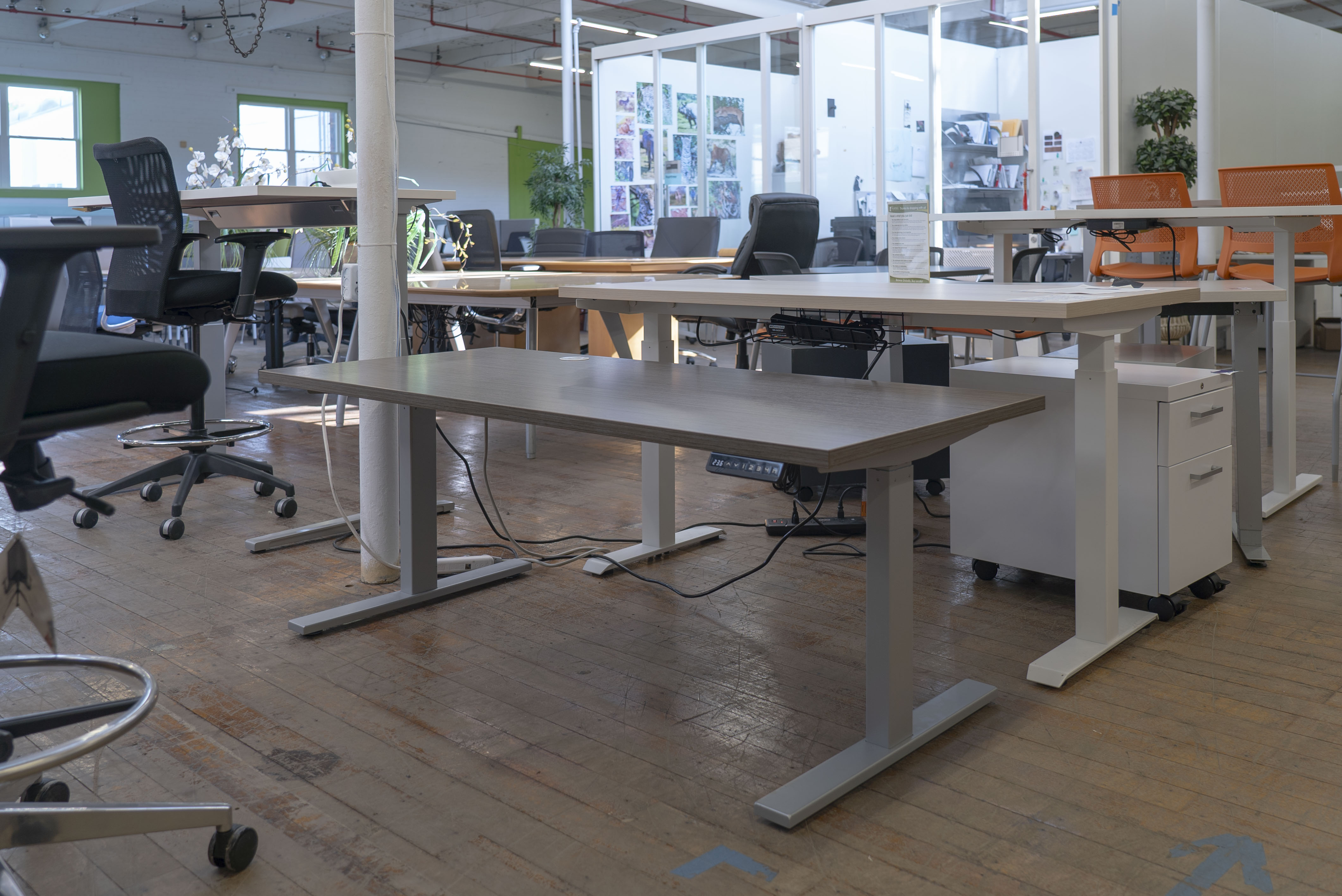 ais-height-adjustable-desks
