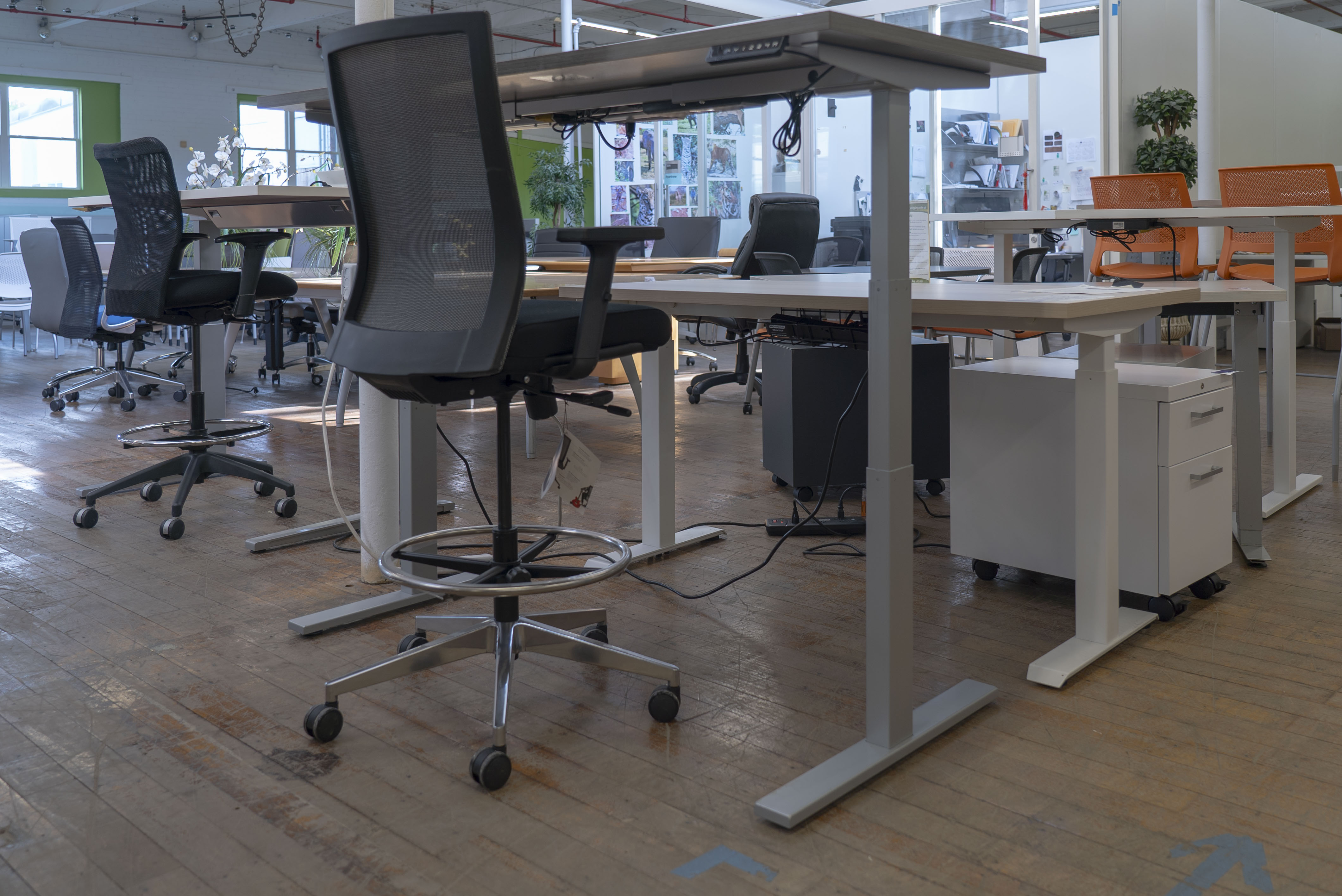 ais-height-adjustable-desks