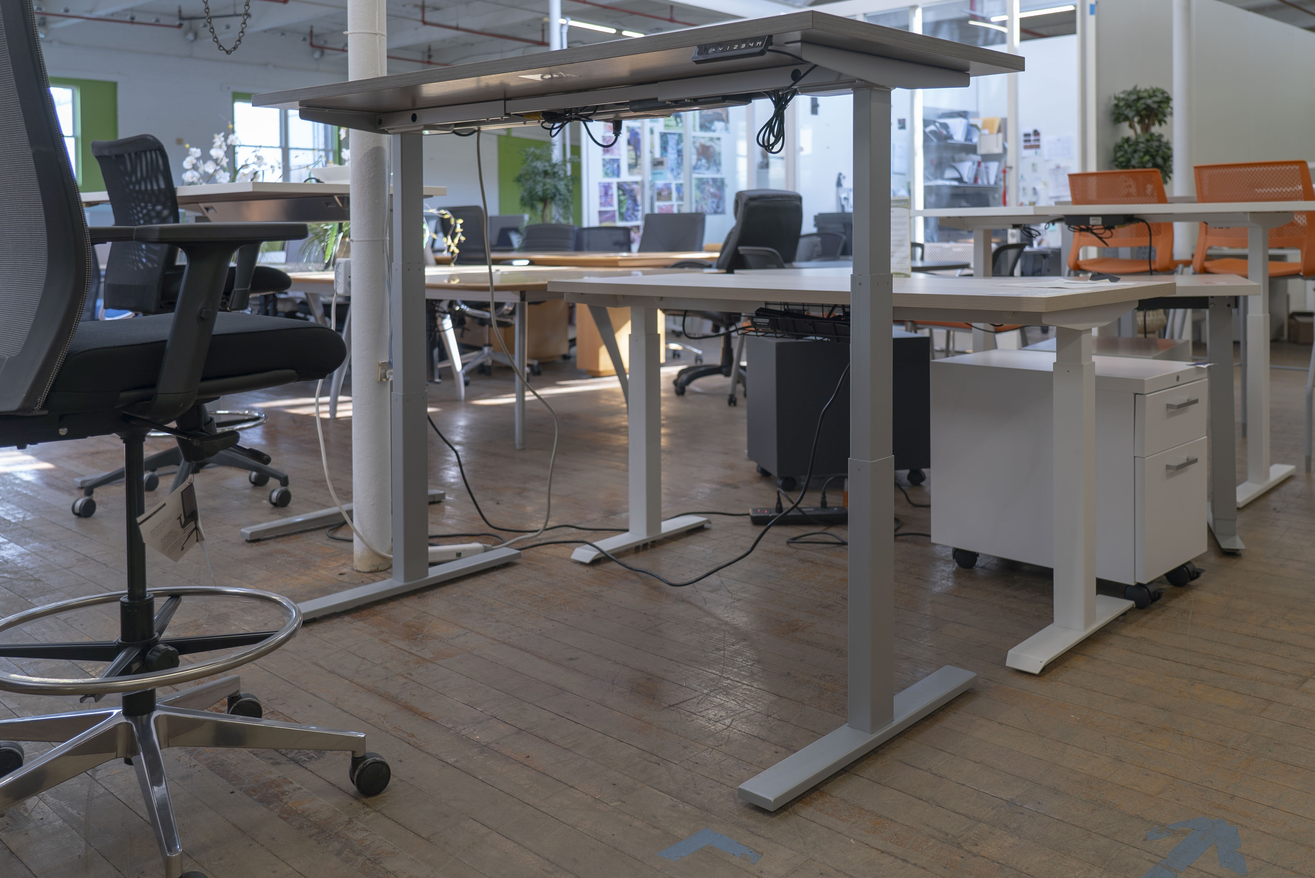 ais-height-adjustable-desks
