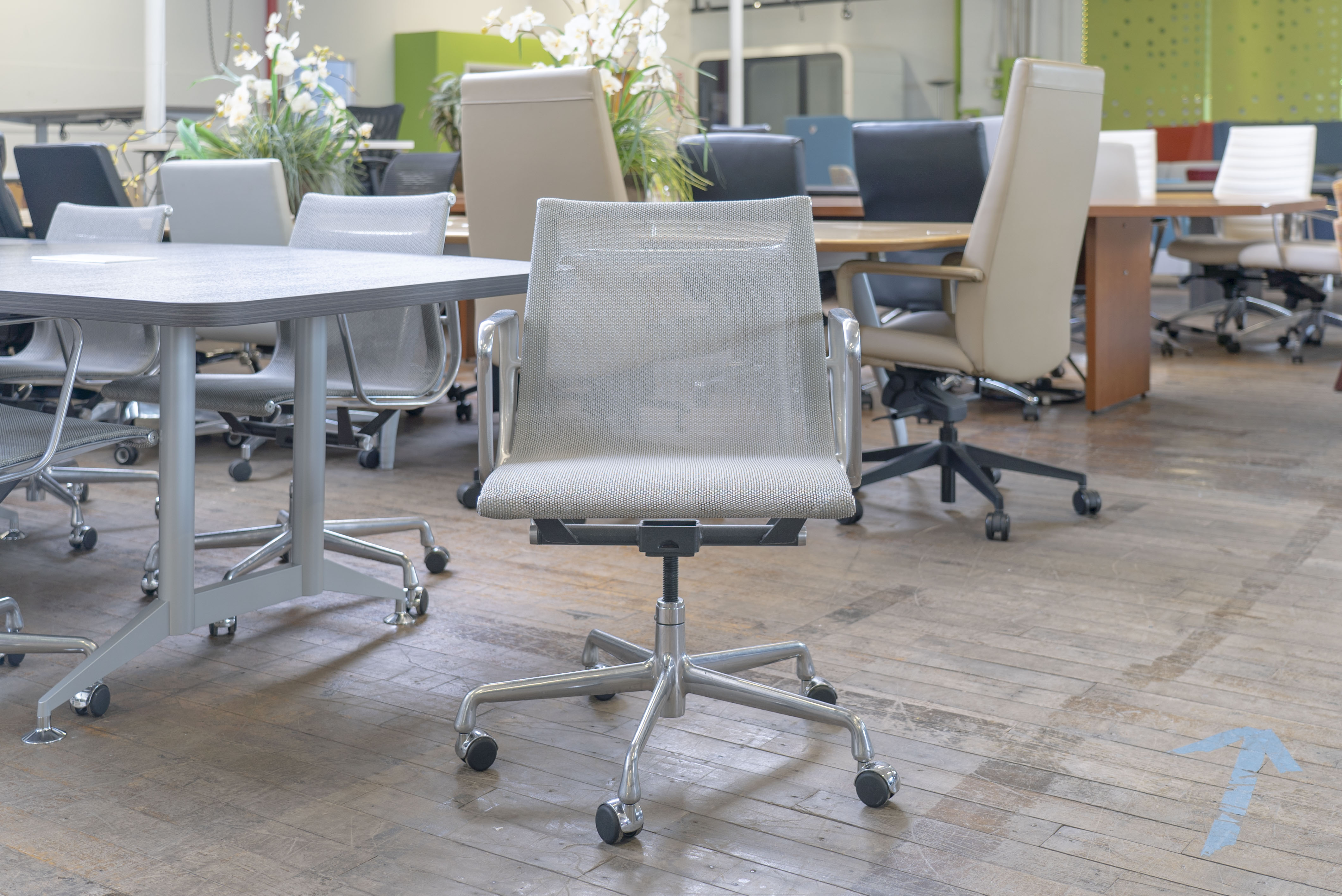eames-aluminum-group-silver-mesh-management-chairs