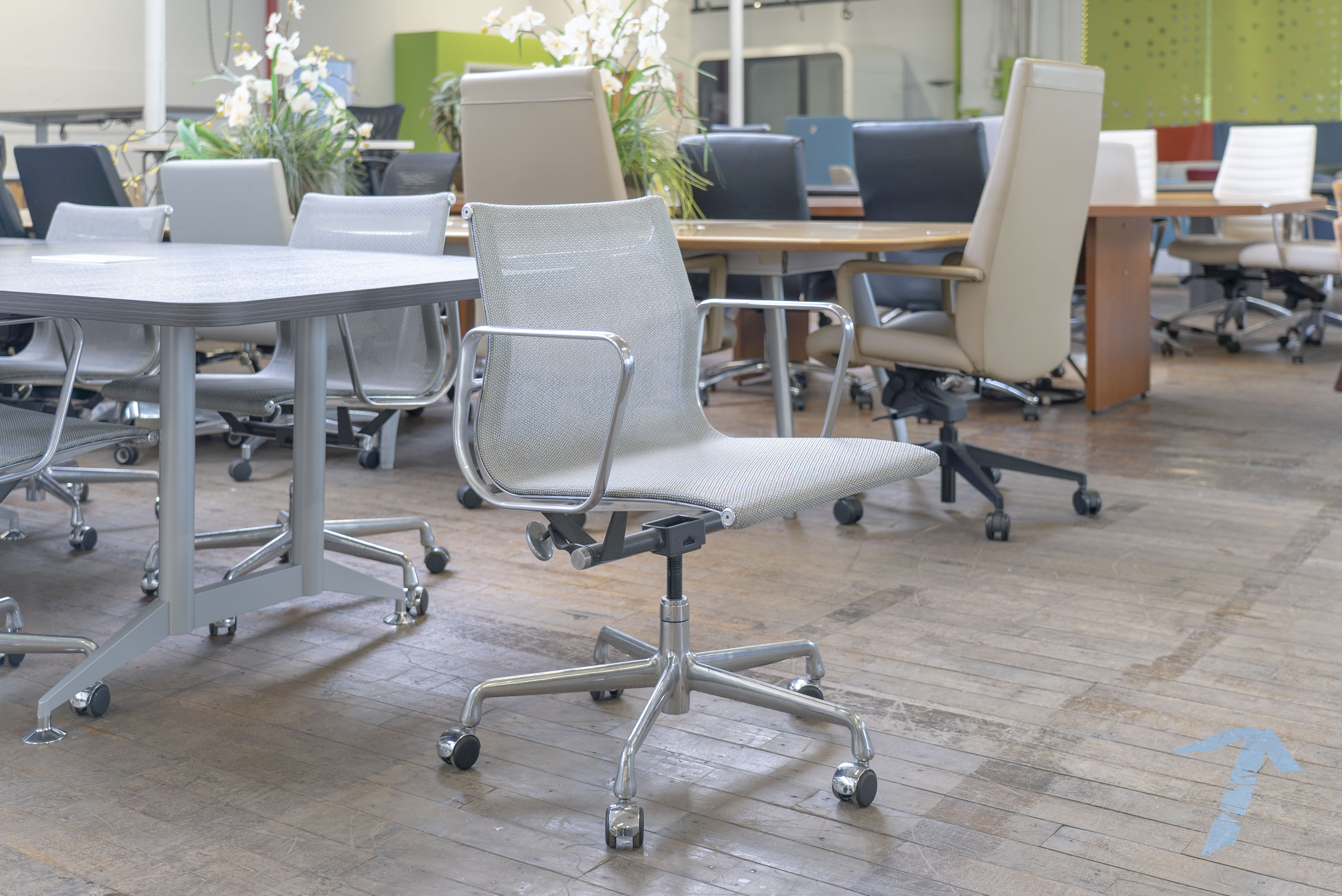 eames-aluminum-group-silver-mesh-management-chairs