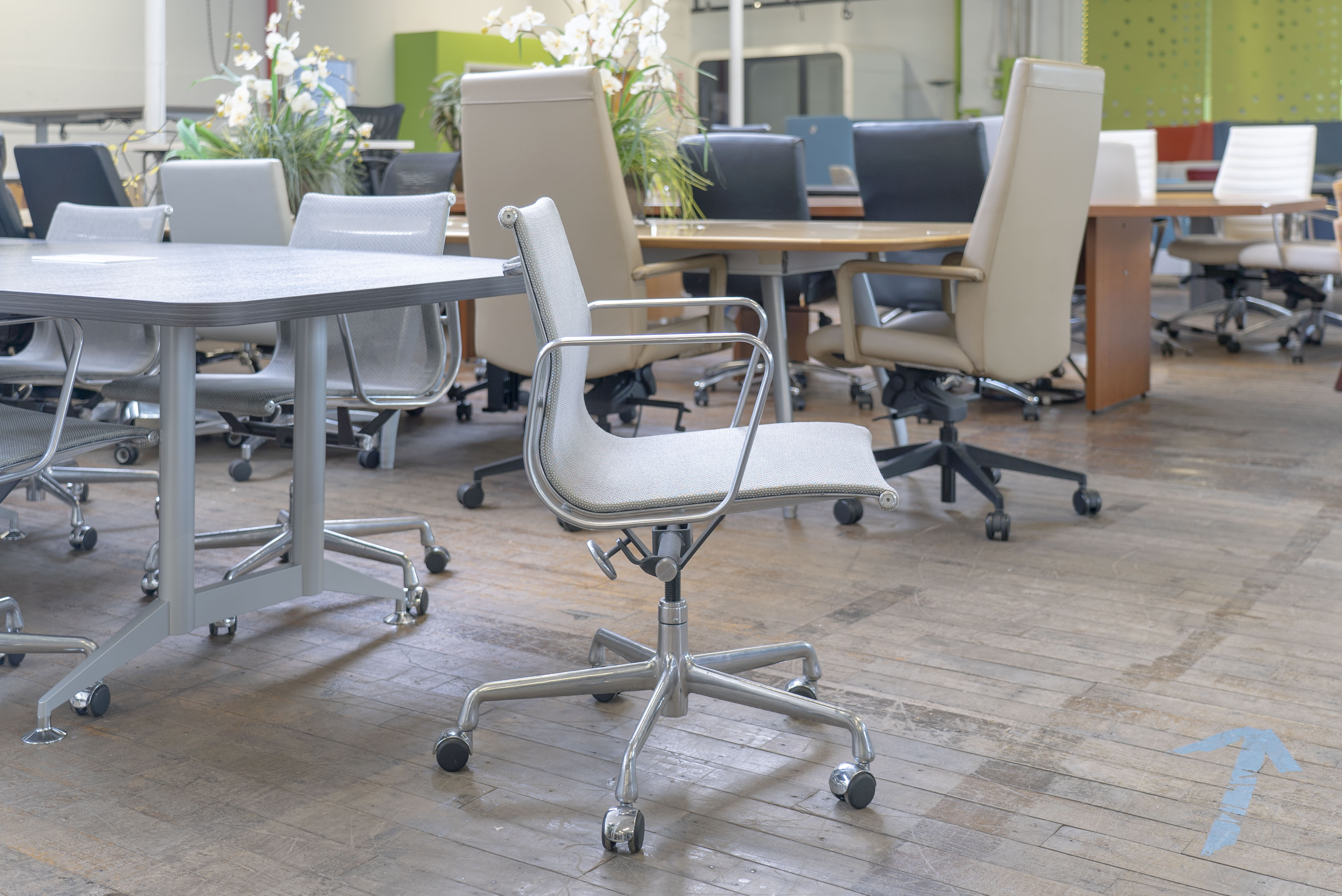 eames-aluminum-group-silver-mesh-management-chairs