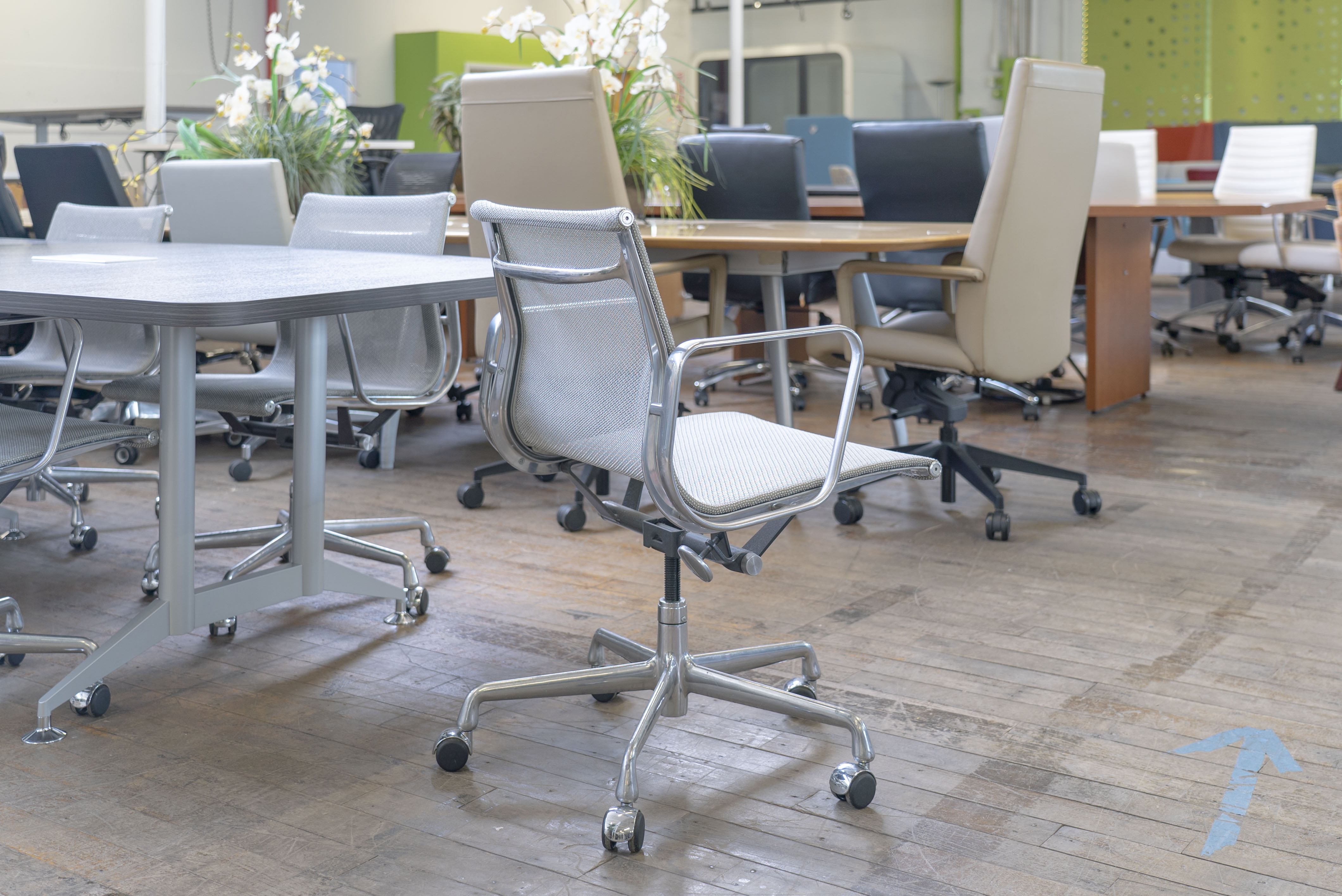 eames-aluminum-group-silver-mesh-management-chairs