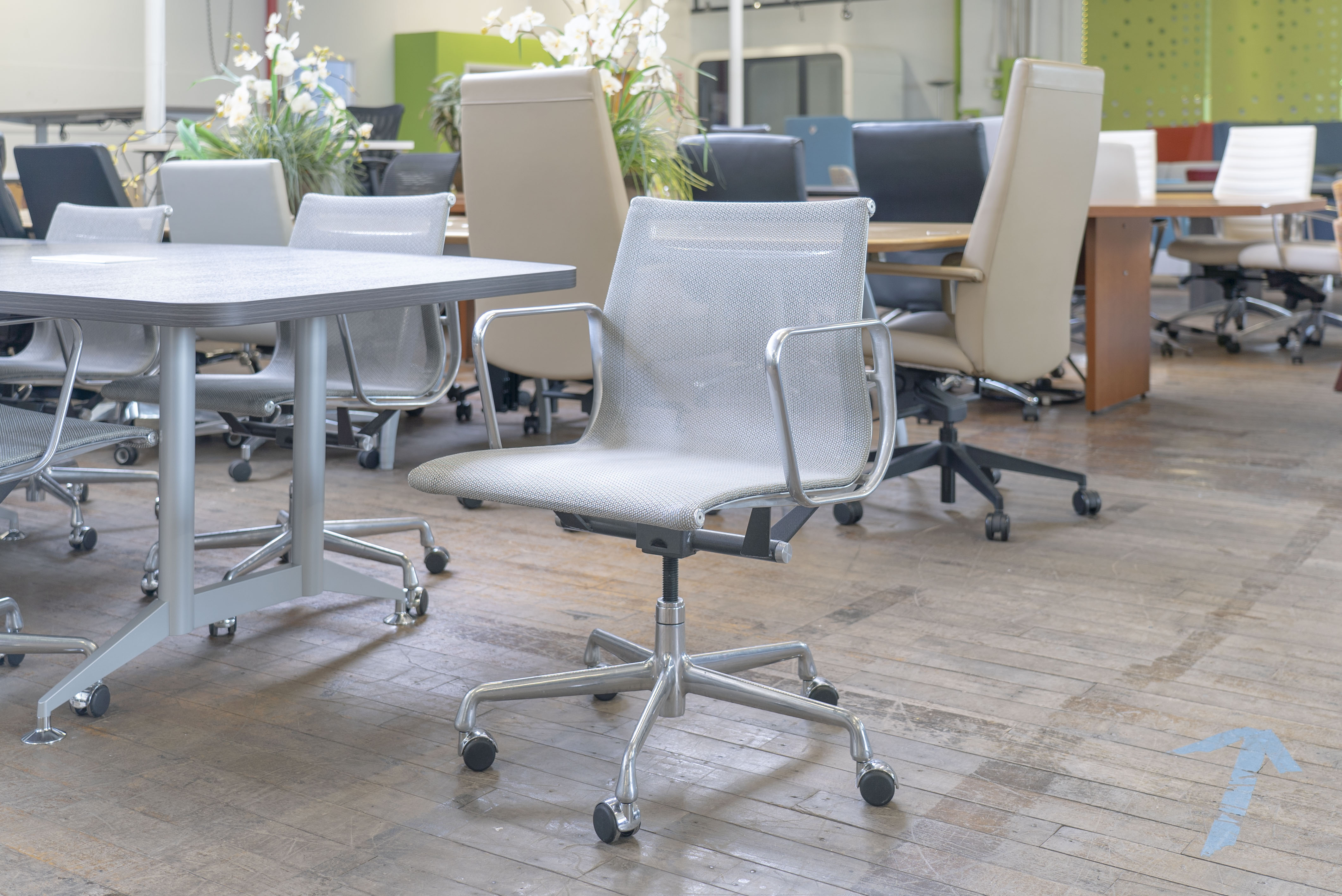 eames-aluminum-group-silver-mesh-management-chairs