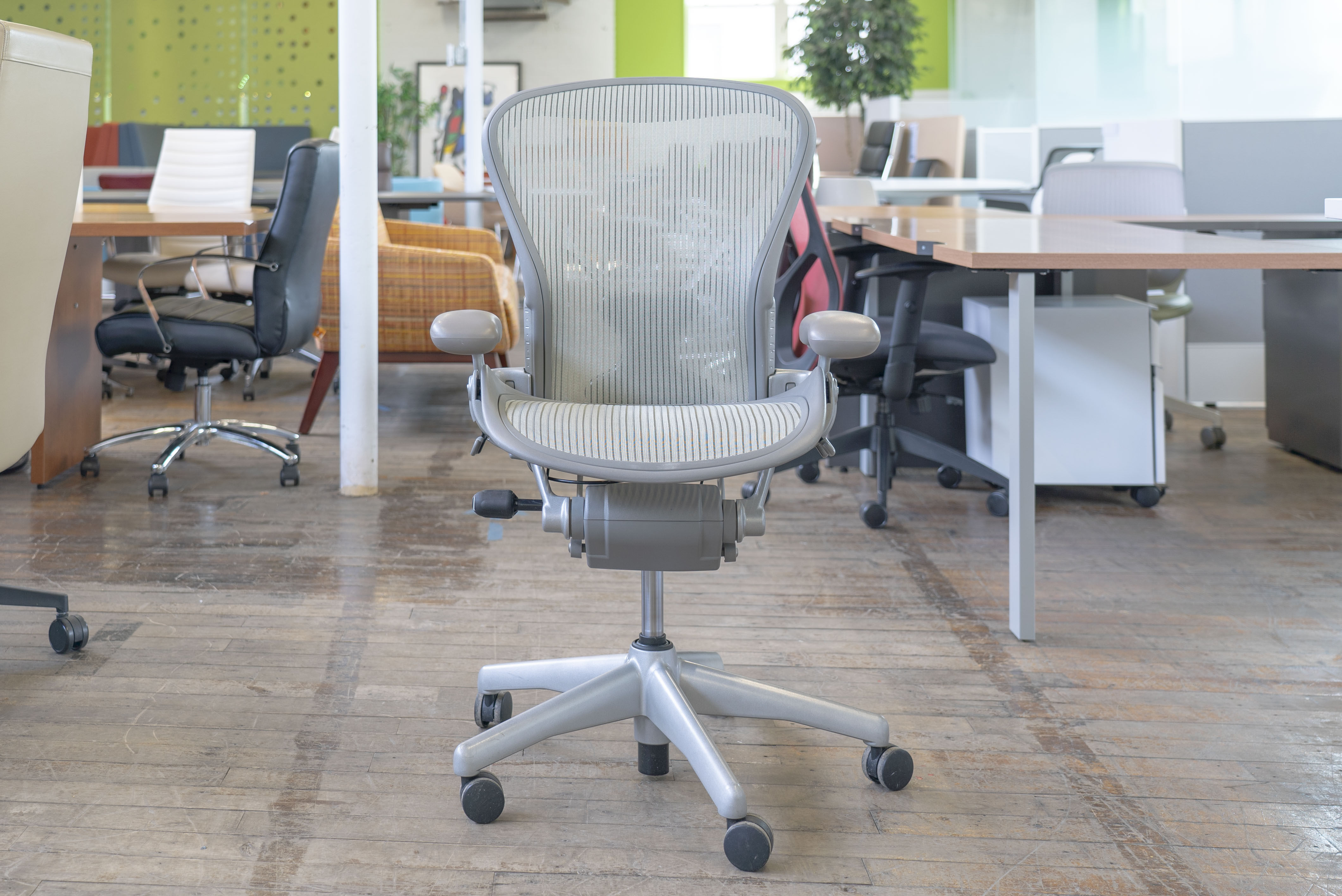 herman-miller-aeron-chairs-in-platinum-with-posture-fit-lumbar